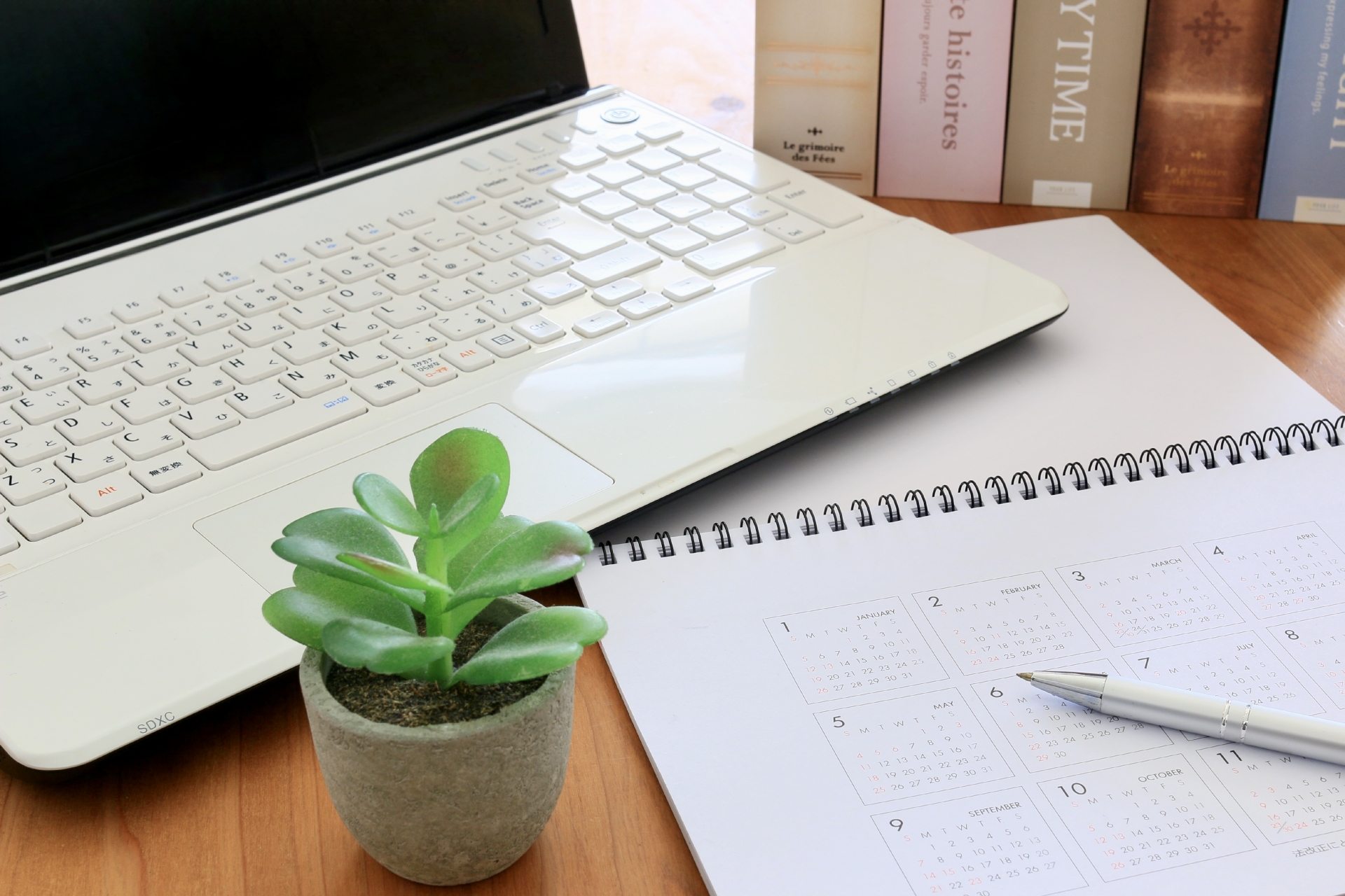 パソコンとカレンダー