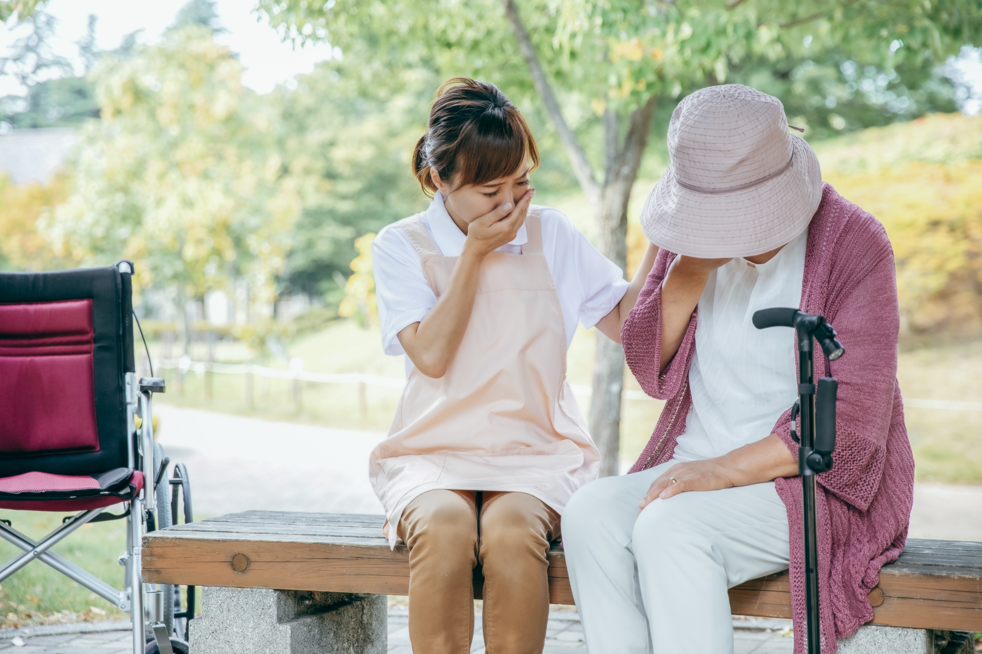 介護士と泣く高齢者