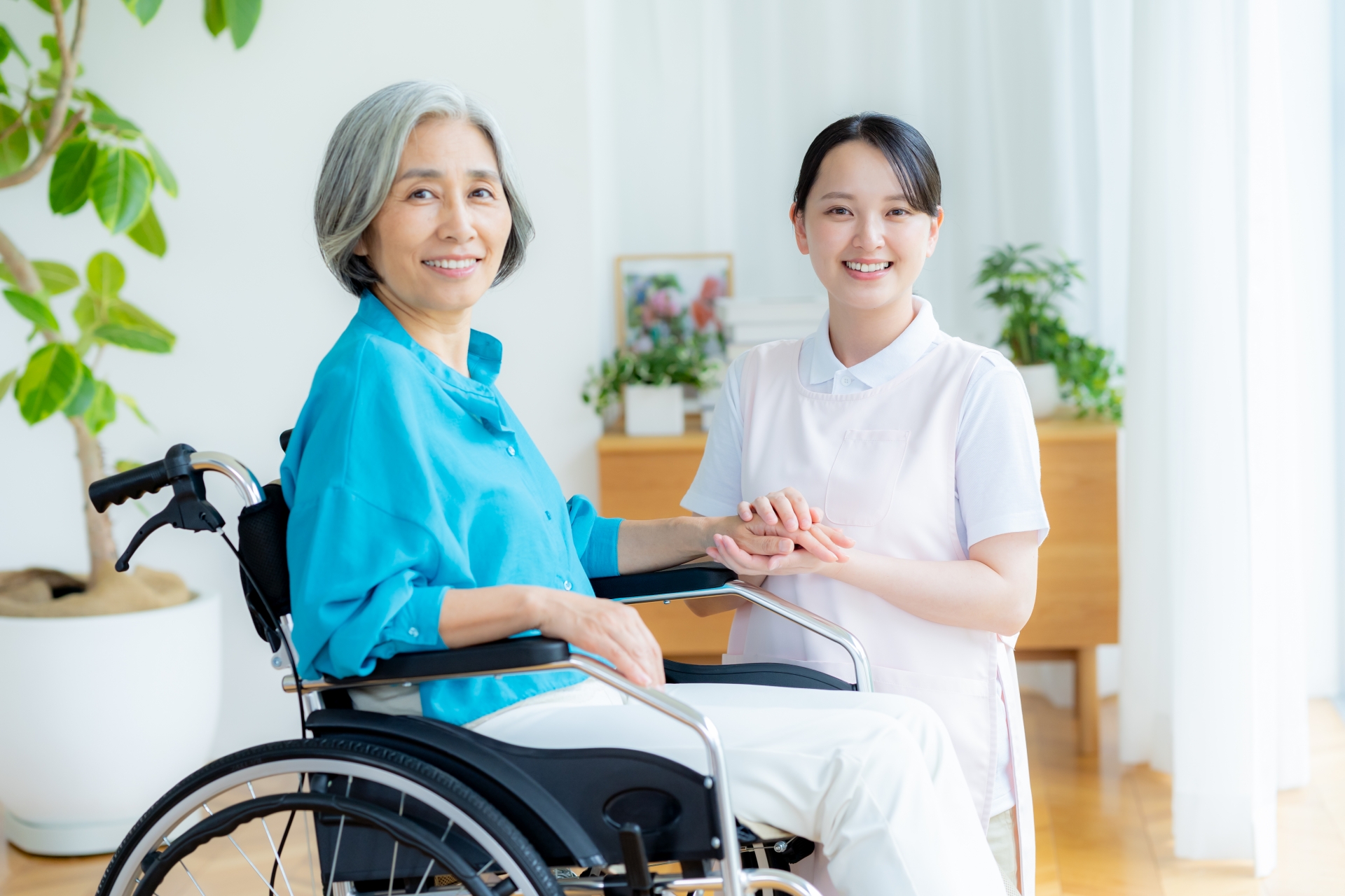 車椅子の人と介護職員