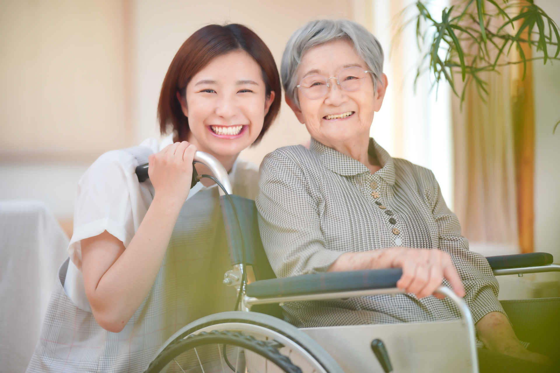 車椅子の利用者と女性