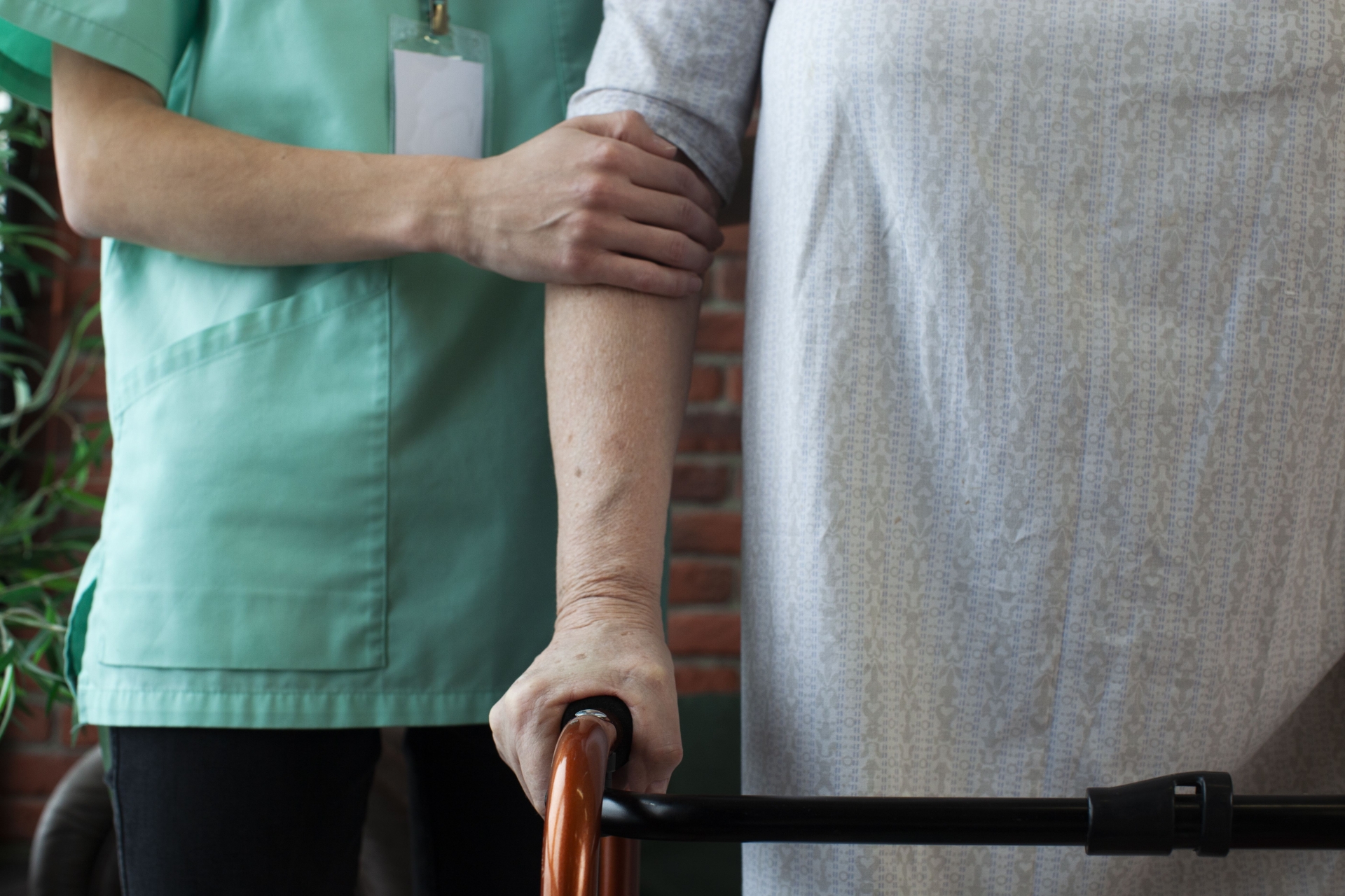 高齢者をサポートする手