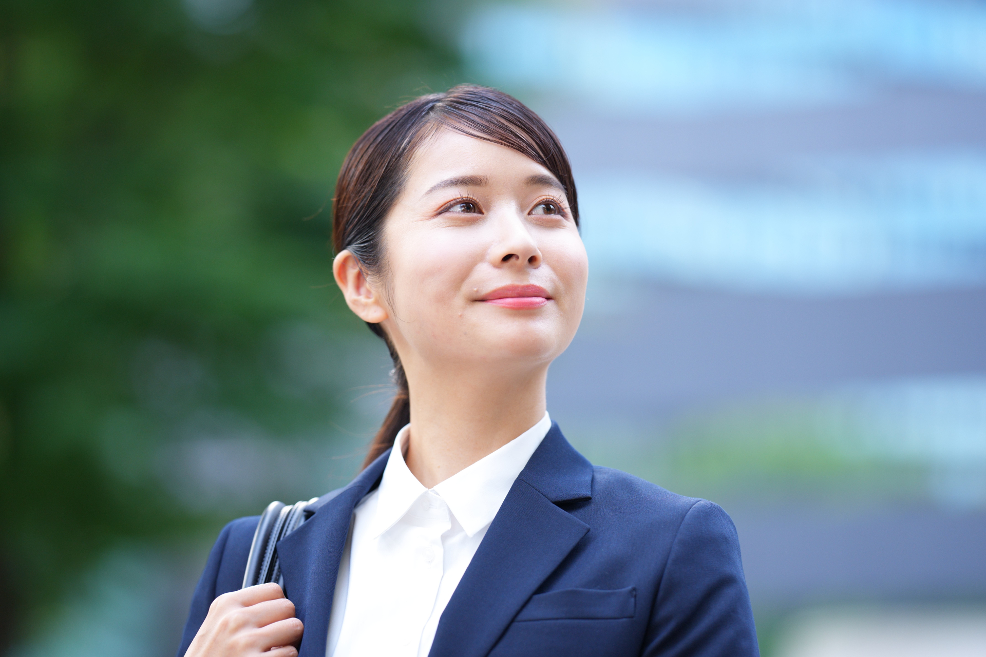 嬉しそうに微笑む女性