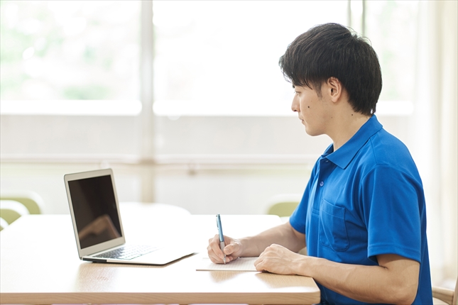 勉強する介護士