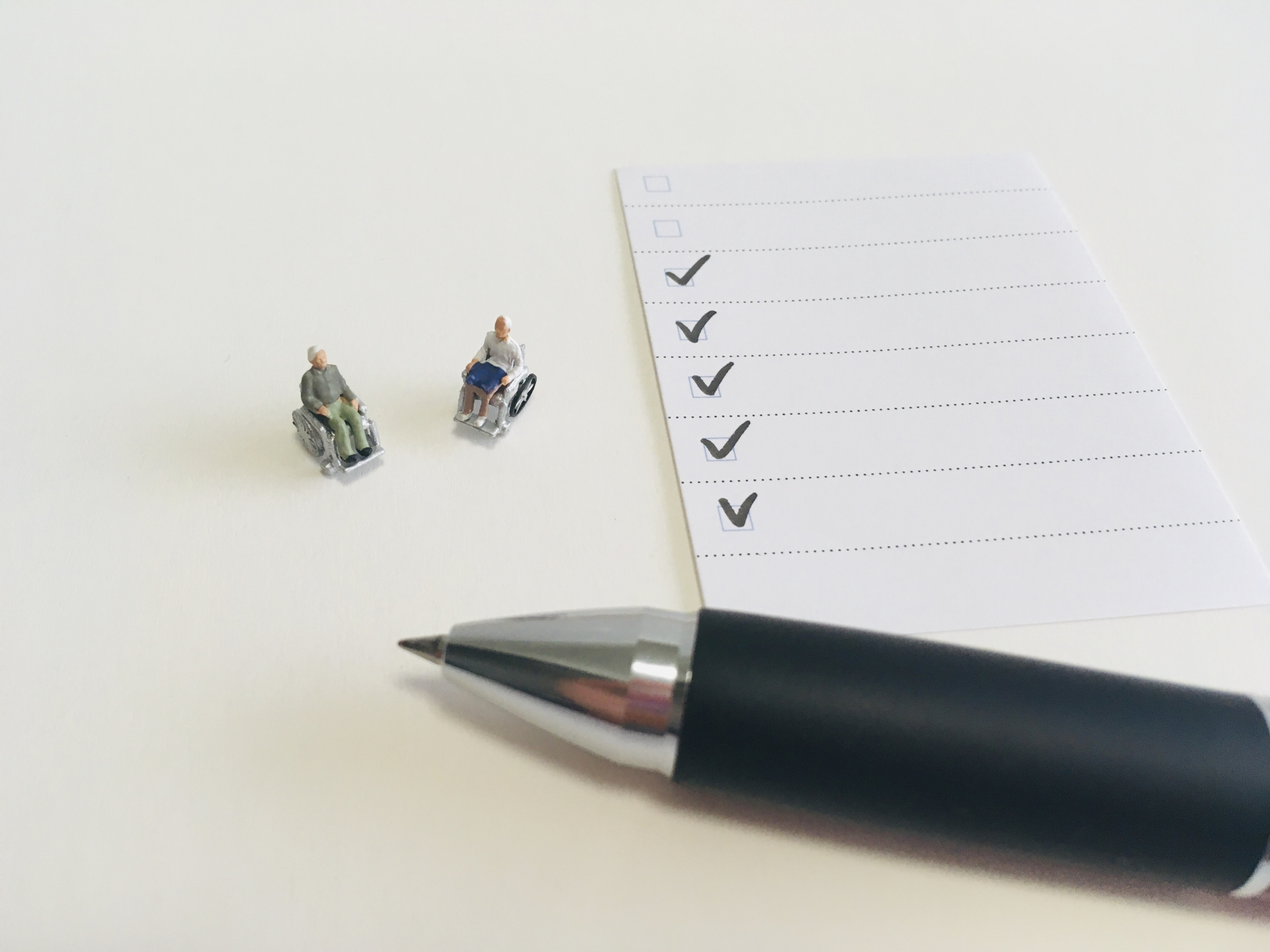 車椅子の高齢者とやることリスト