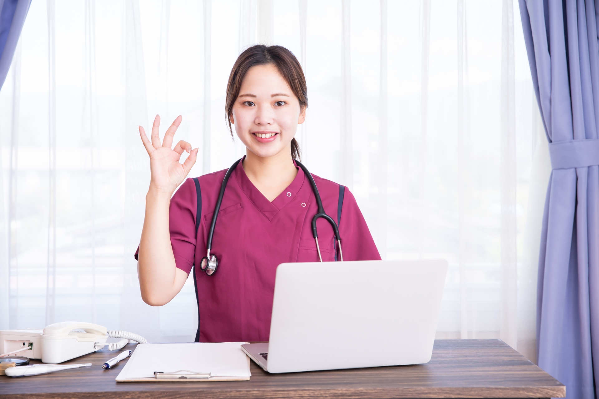 OKサインする看護師