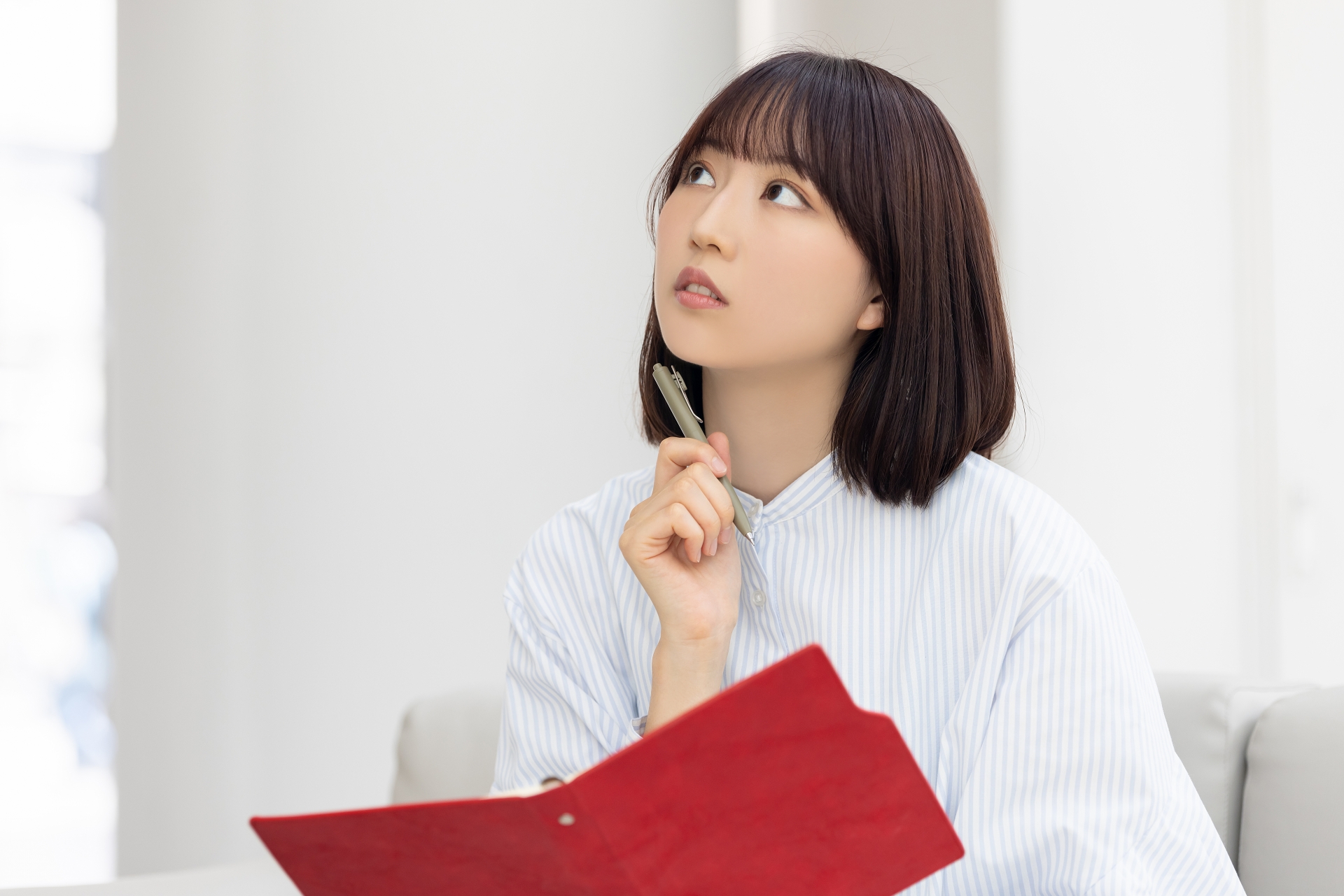手帳をチェックするビジネスウーマン