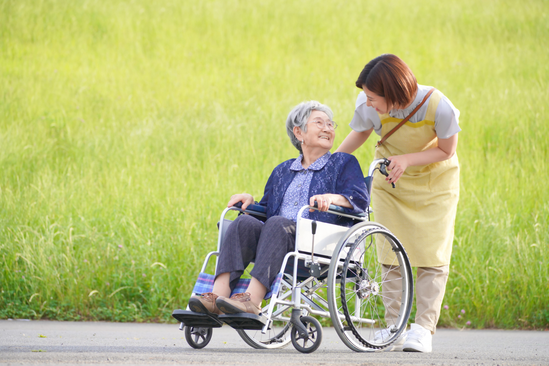 散歩をする車椅子の女性