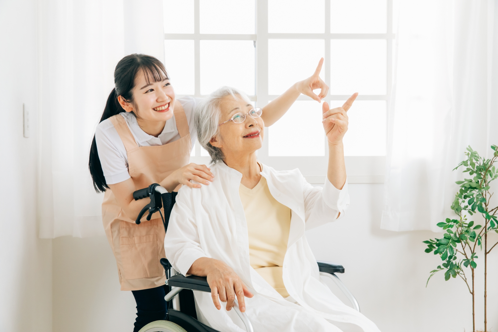 介護士と高齢者女性