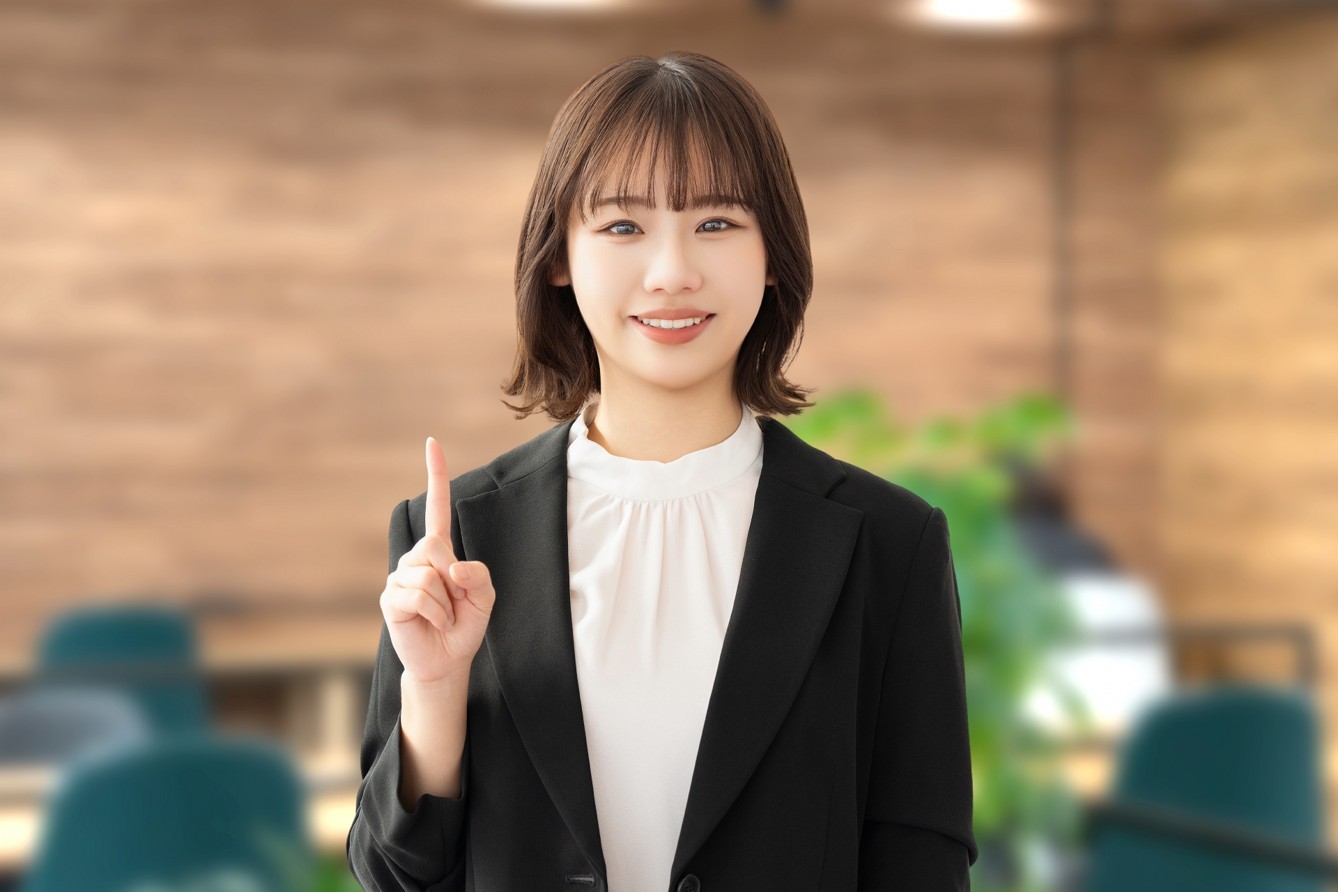 指を立てる女性