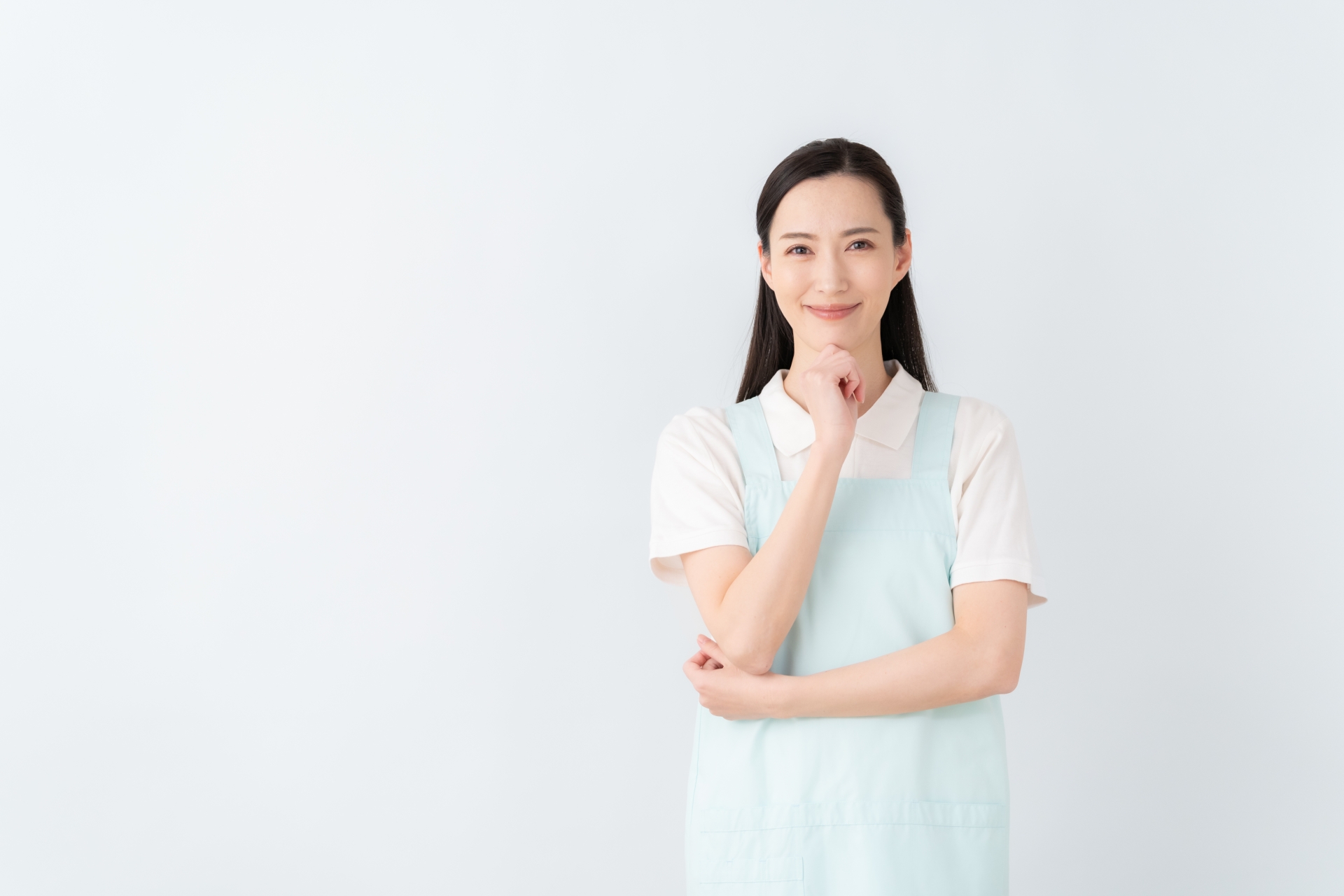 白バックの若い介護士