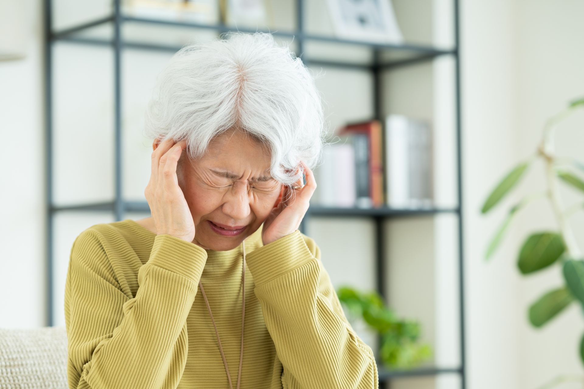 頭が痛い女性