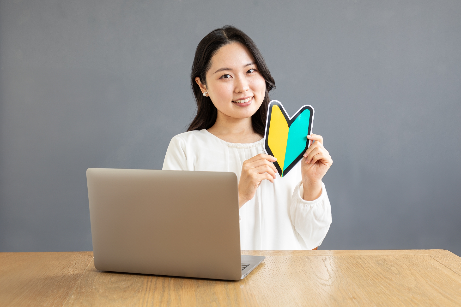 初心者マークを持つ女性