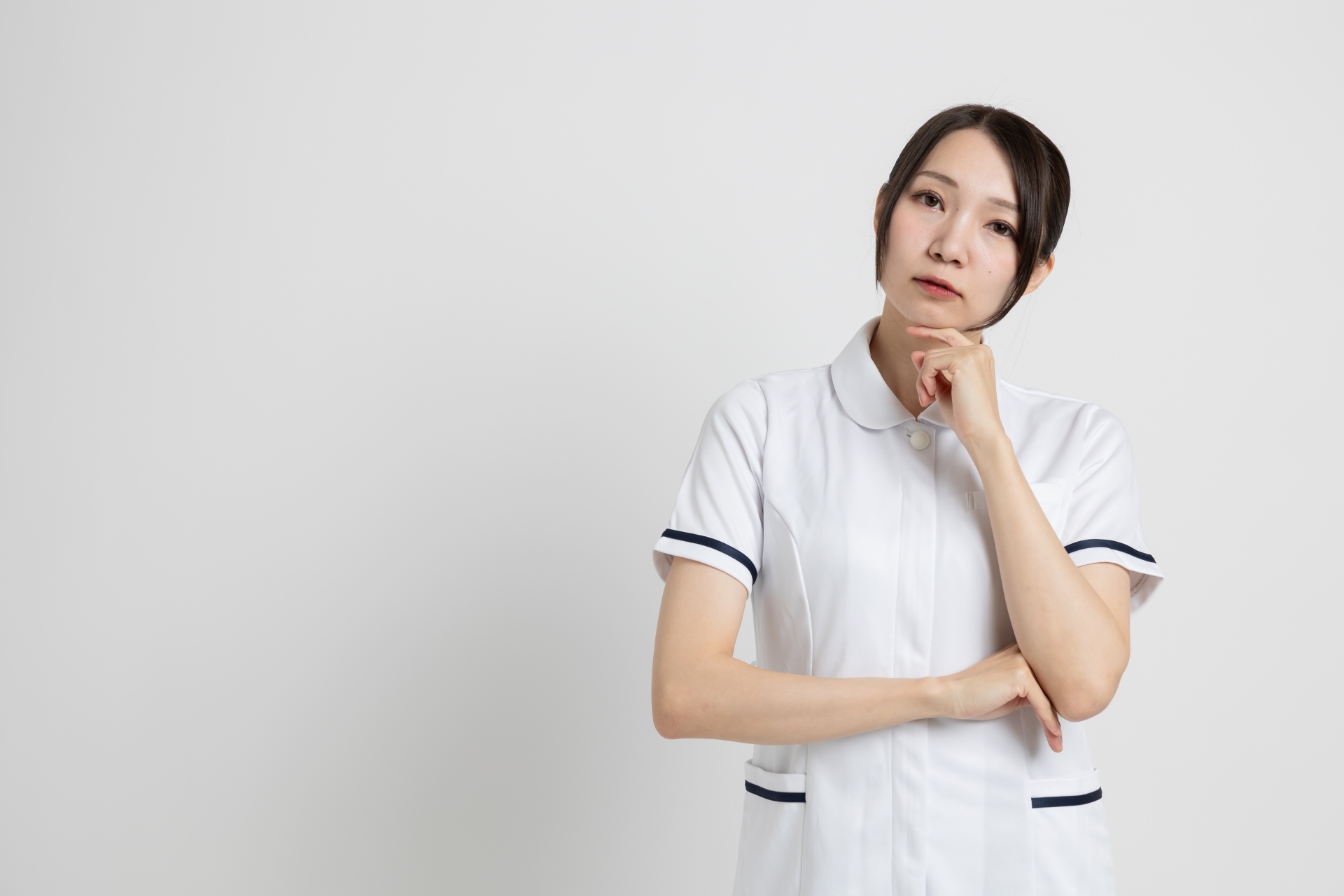 考え事をする看護師