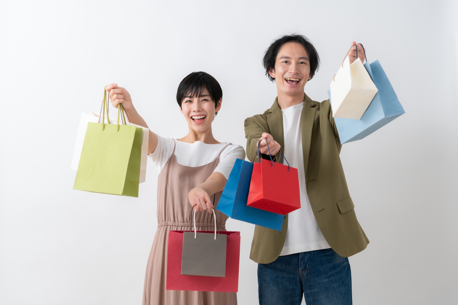 白バックの若い夫婦