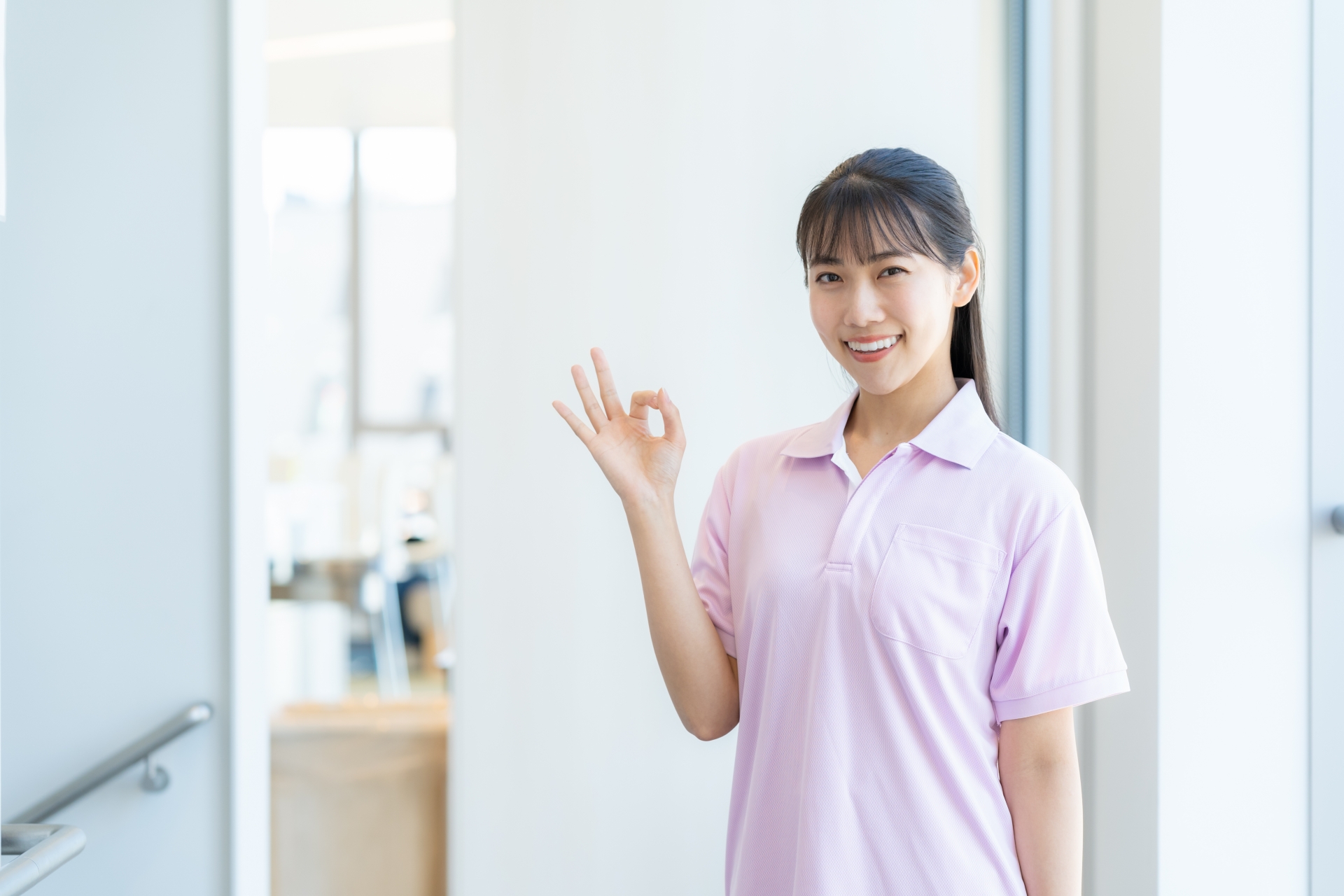 OKポーズの女性