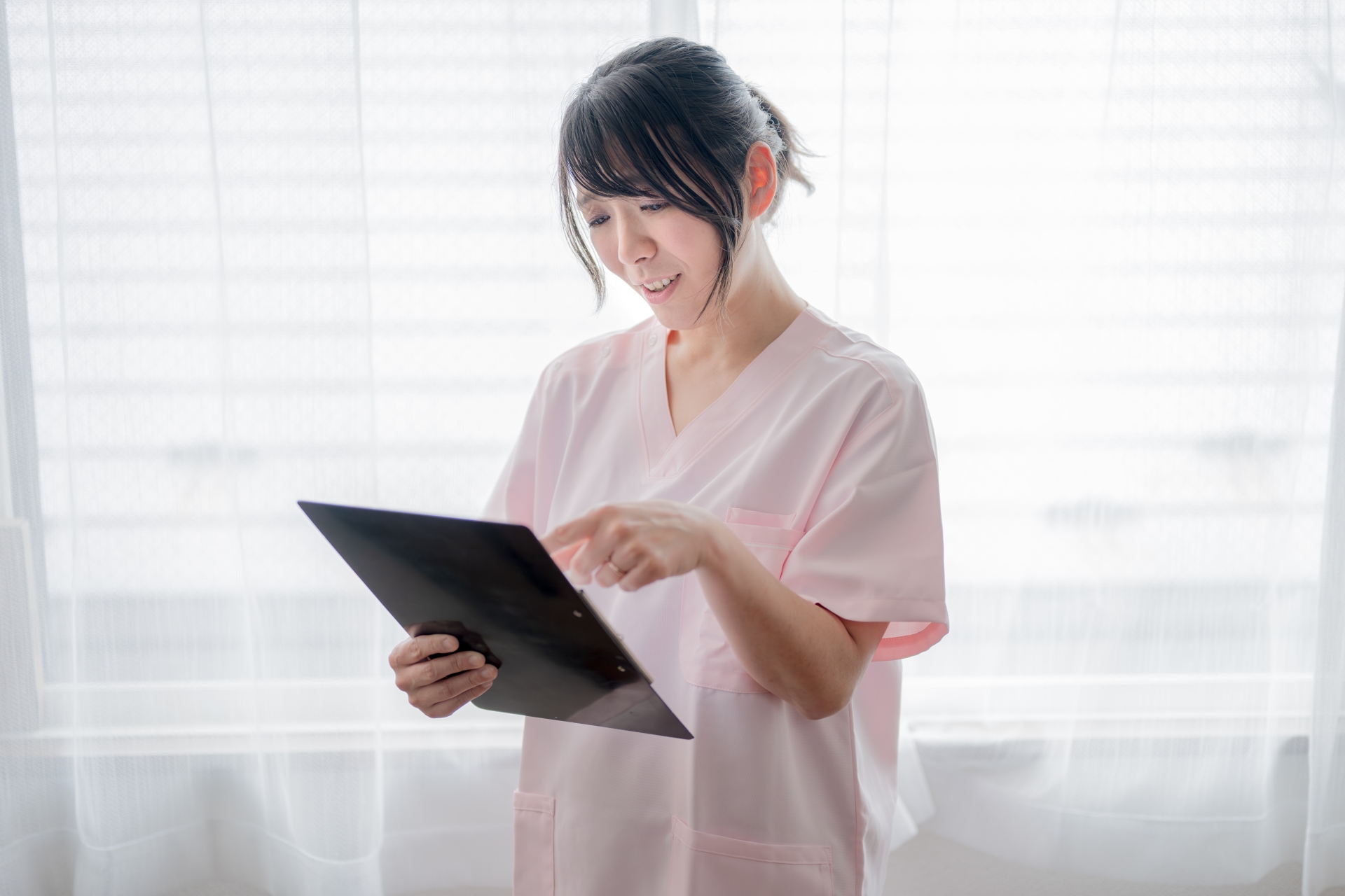 悲しそうに指差す医療系女性