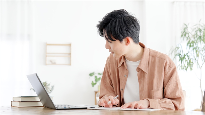 パソコンの画面を見る男性