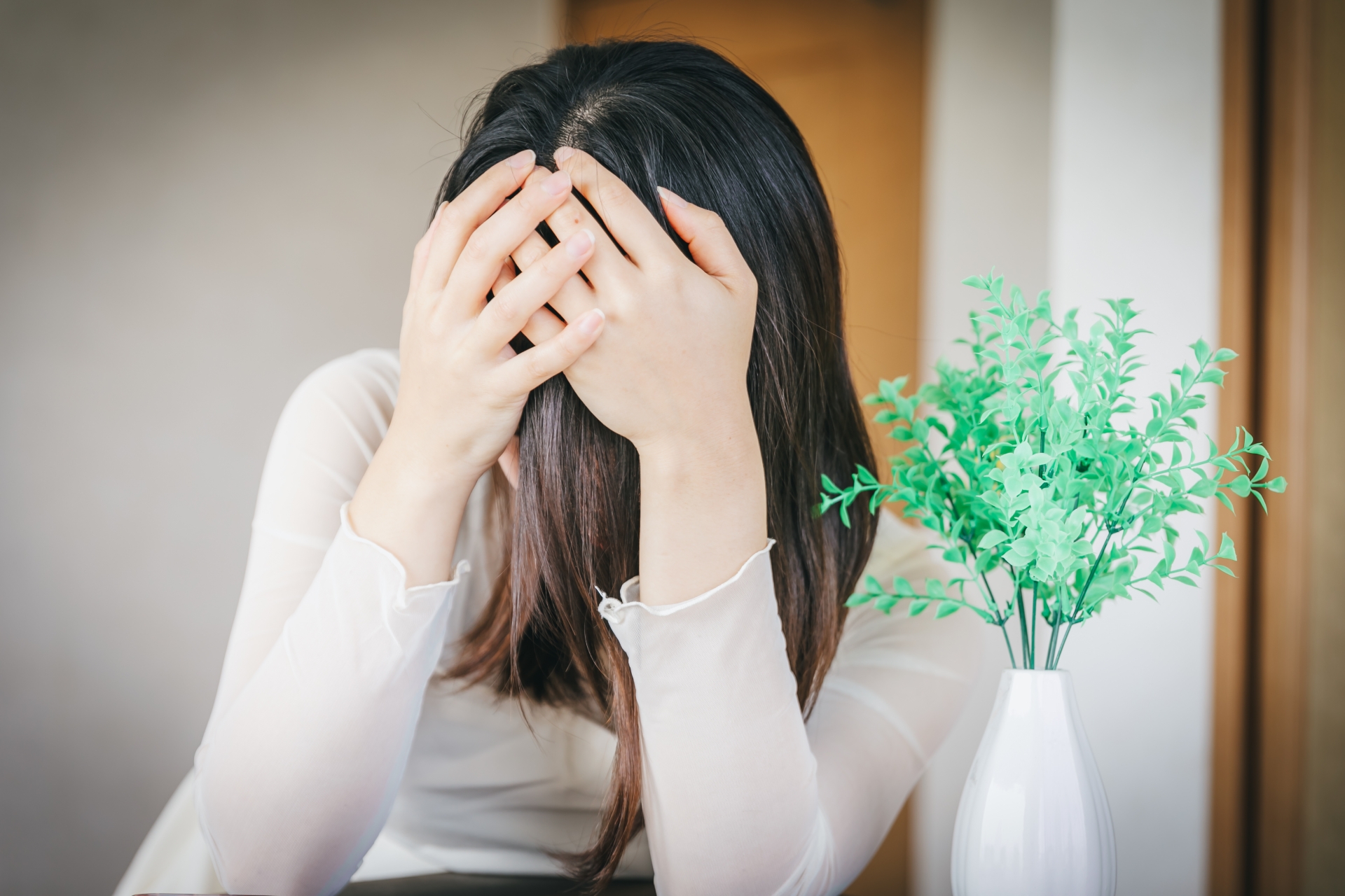 頭を抱える女性