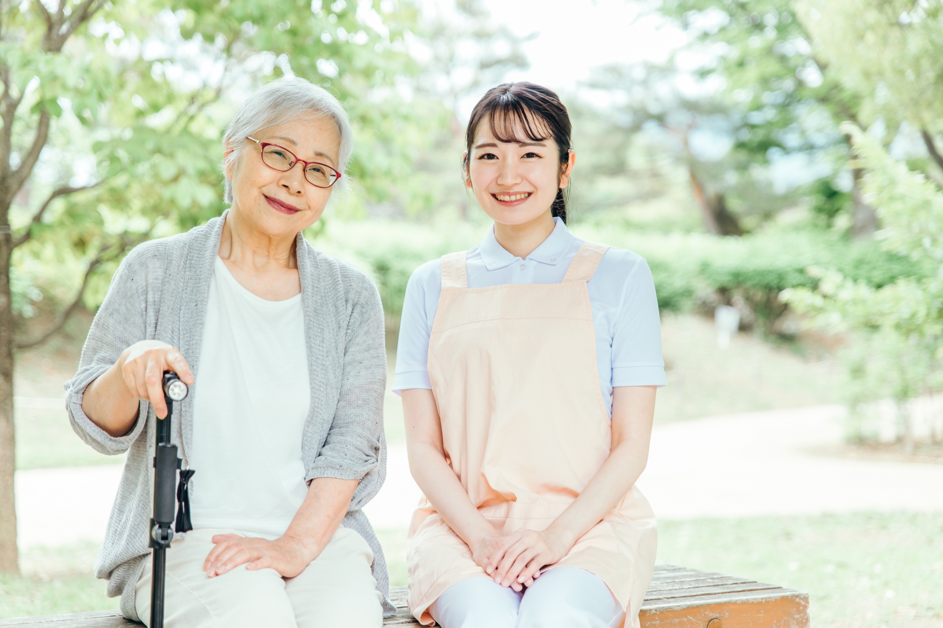 高齢者と女性スタッフ