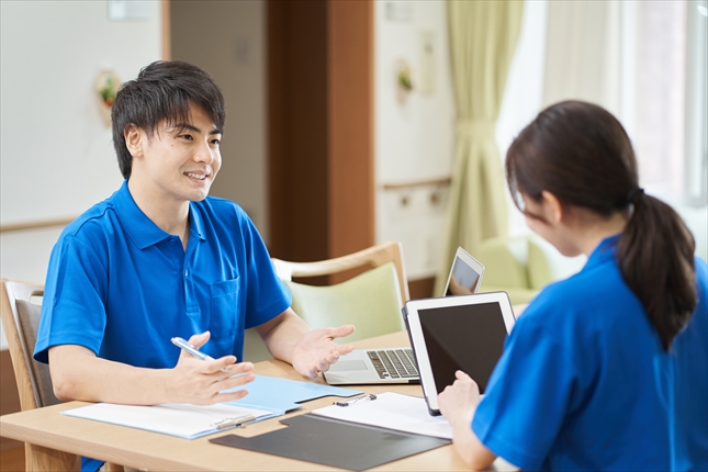 介護プランについて話し合う介護士