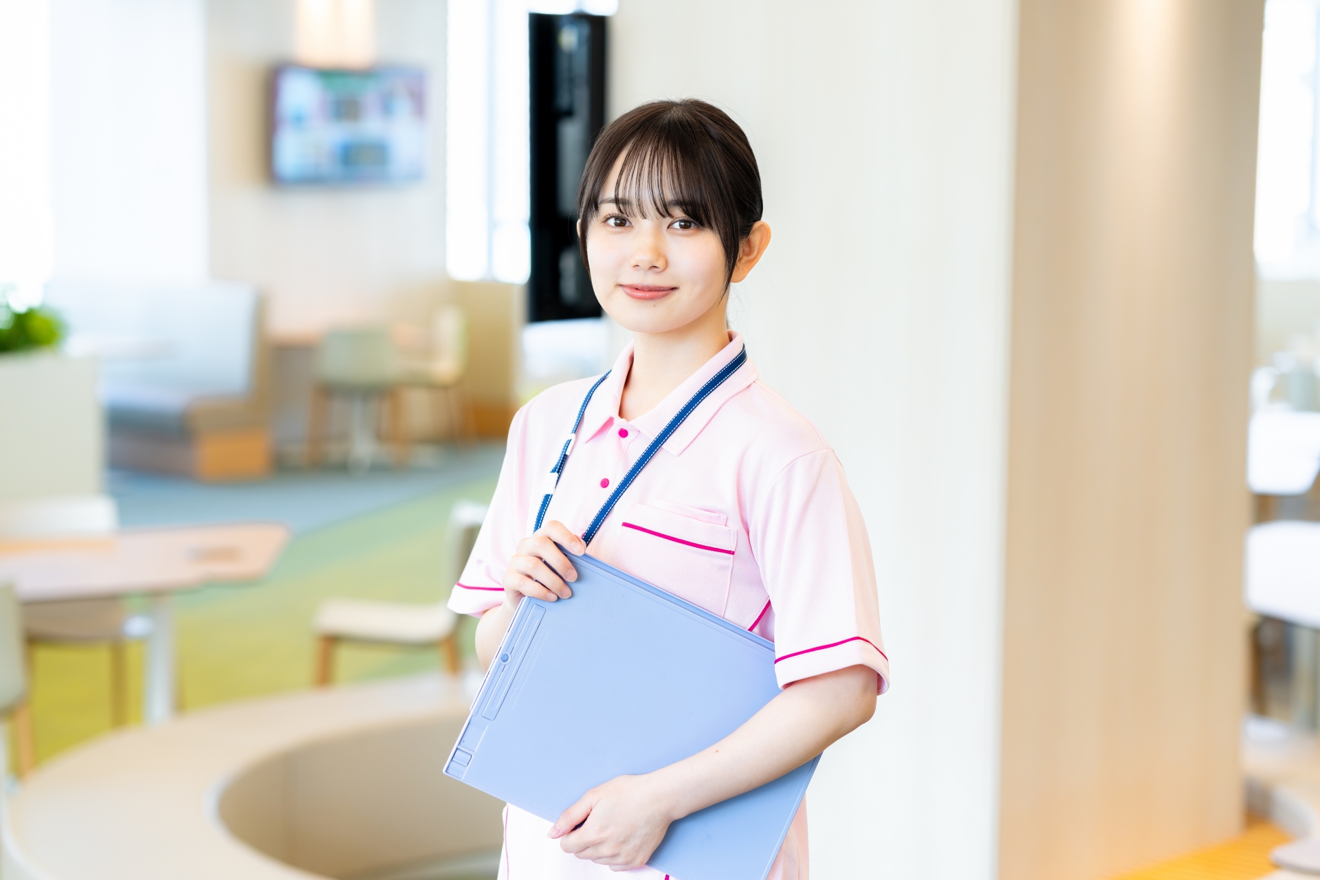 ファイルを持つ介護職員