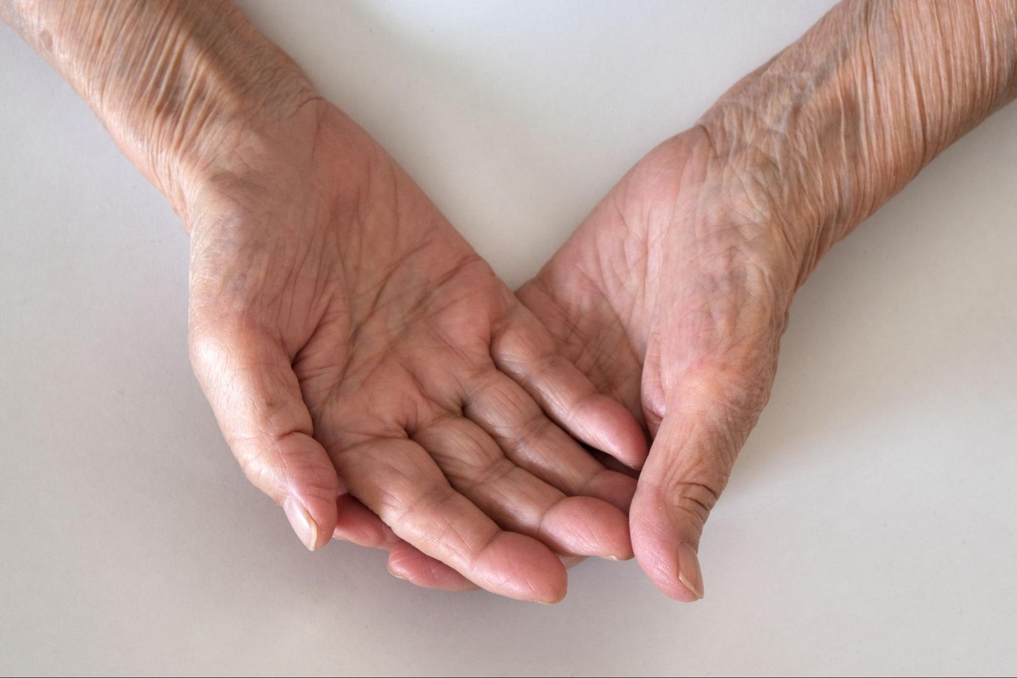高齢者の手