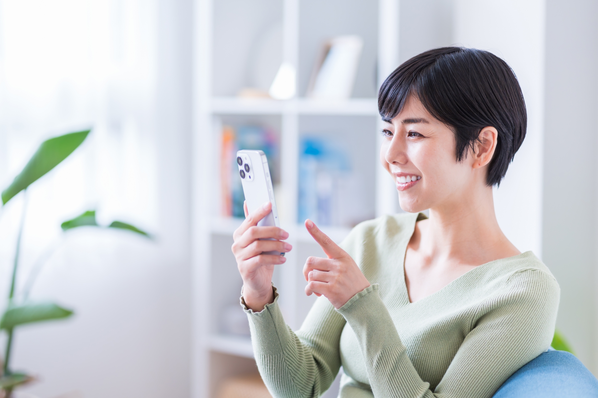 スマホを操作する女性