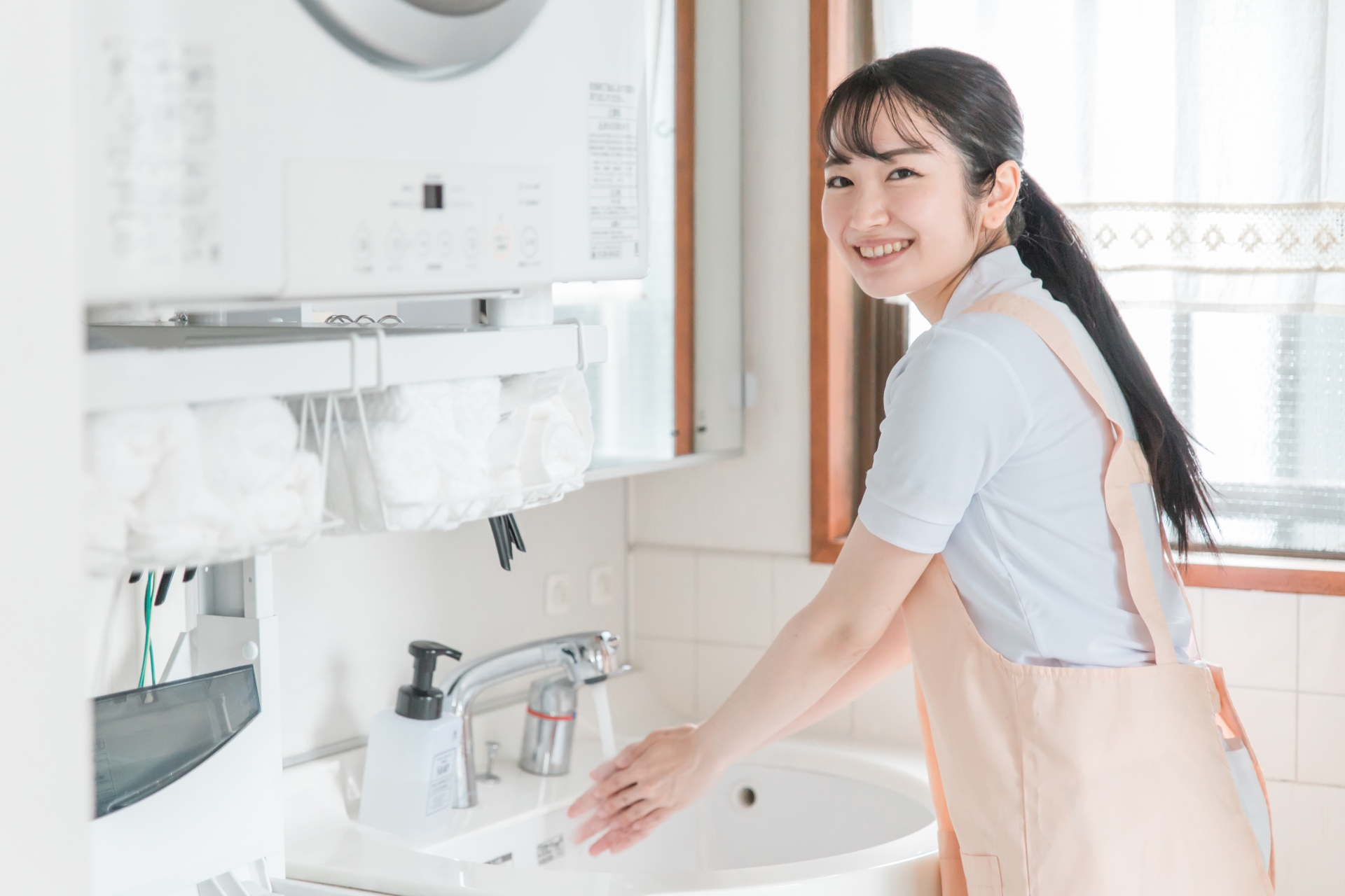 手を洗う女性
