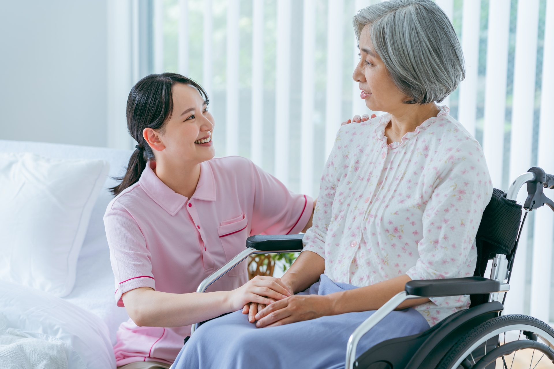 シニア女性と介護士