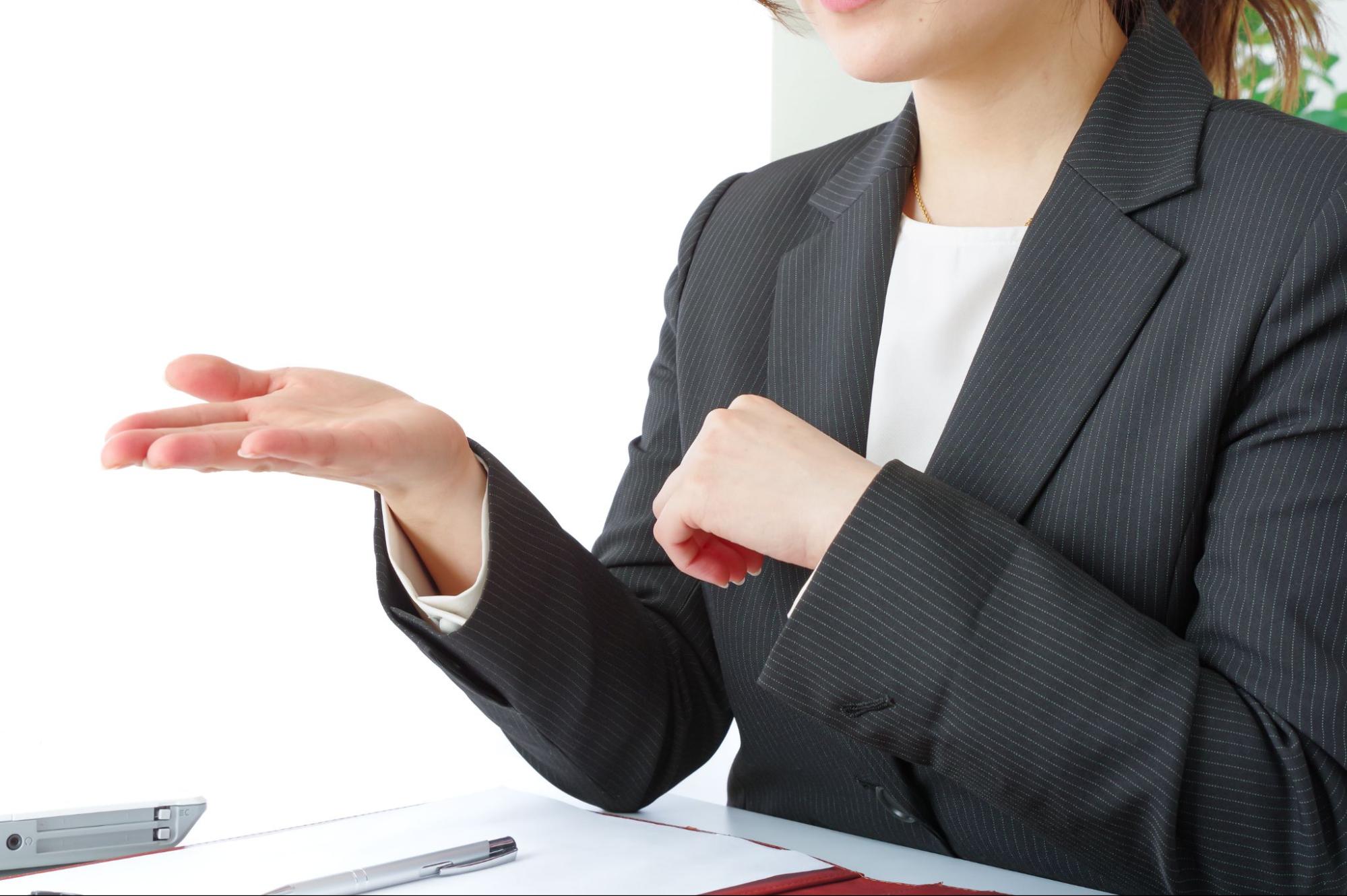 仕事の打ち合わせをする女性