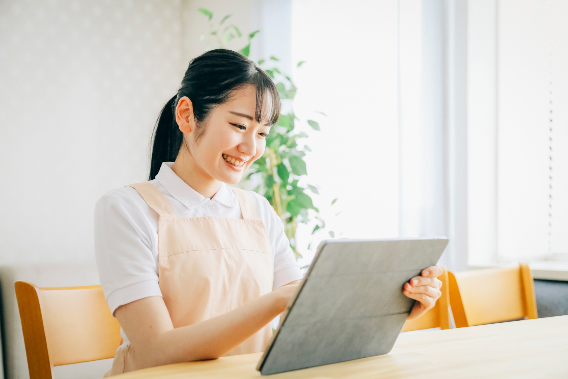 タブレットを見る女性