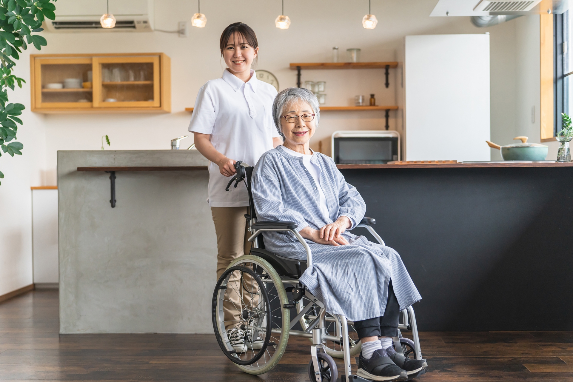 車椅子の女性と介護士