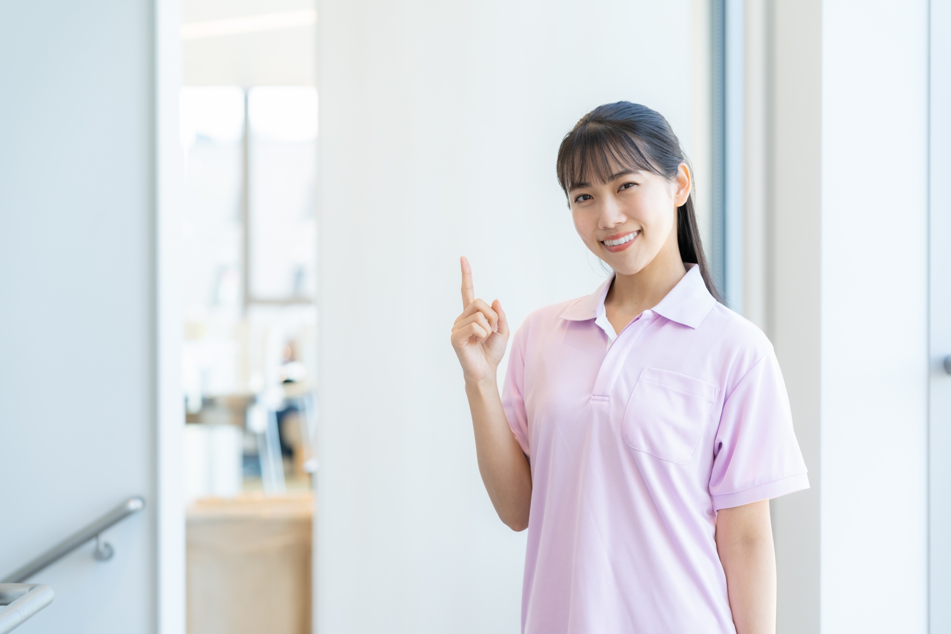 指を立てる女性