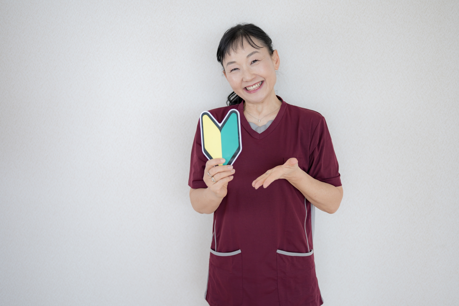 初心者マークを持つ女性