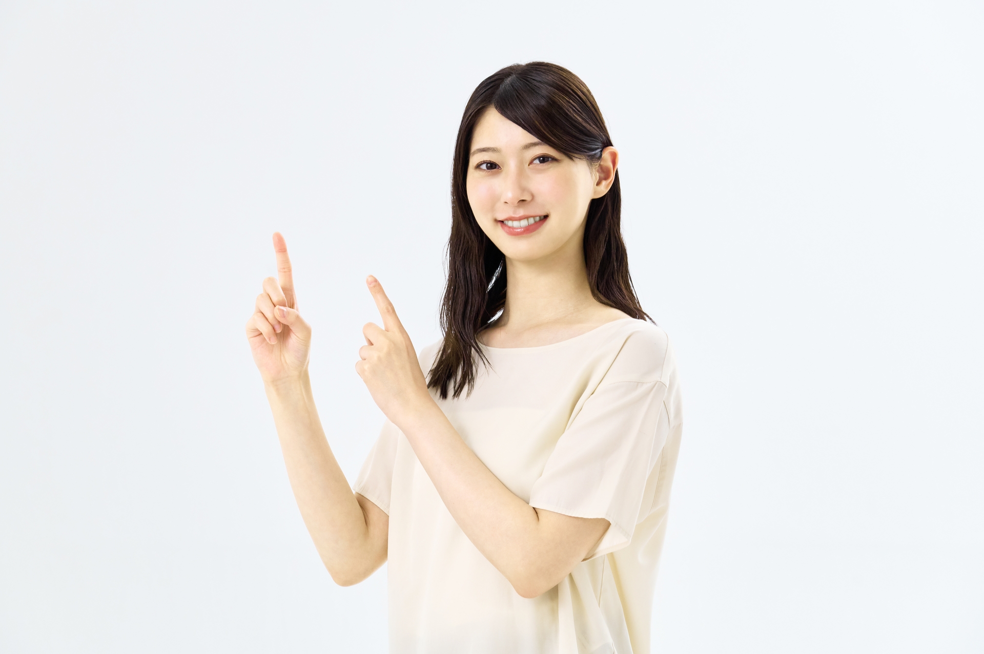 両手の指を立てる女性