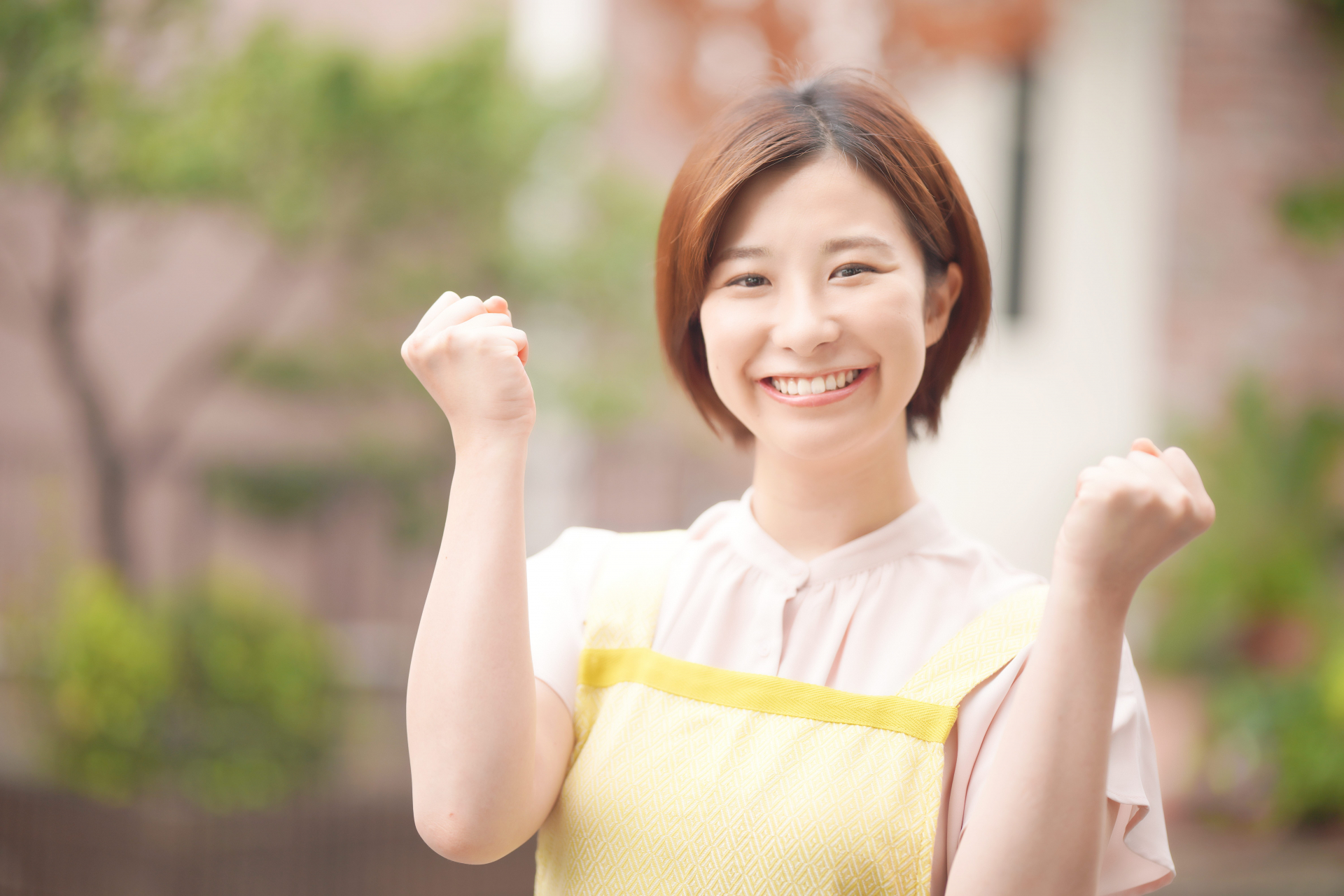 ガッツポーズの介護士