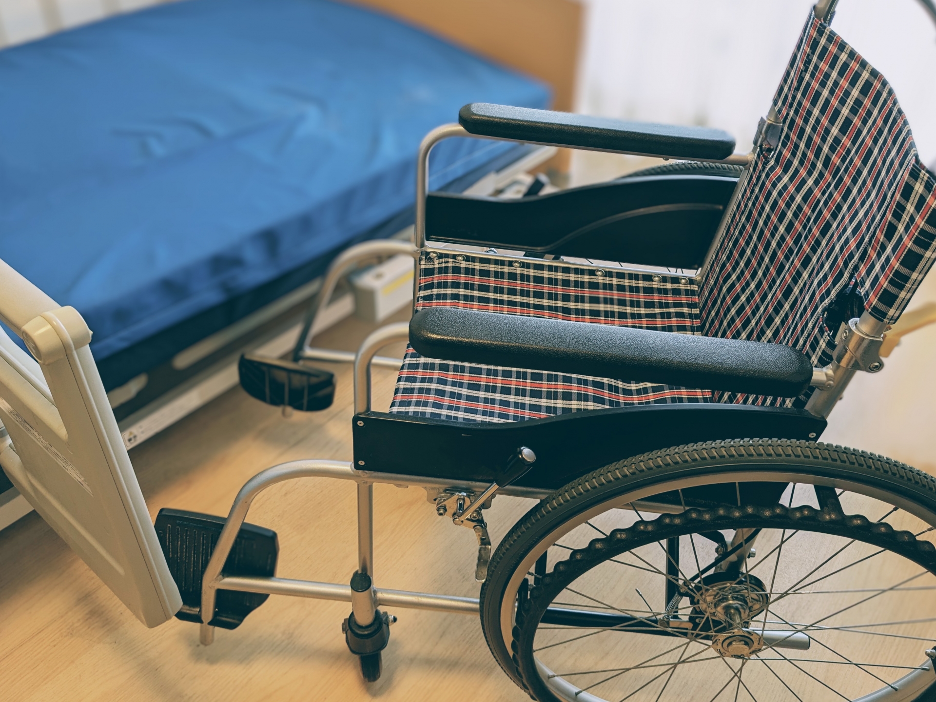 チェック柄の車椅子