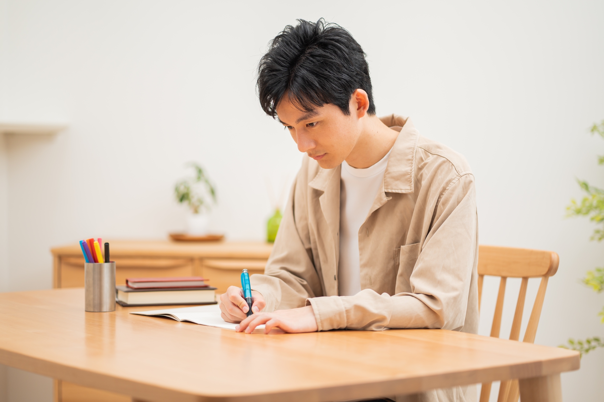 勉強する男性