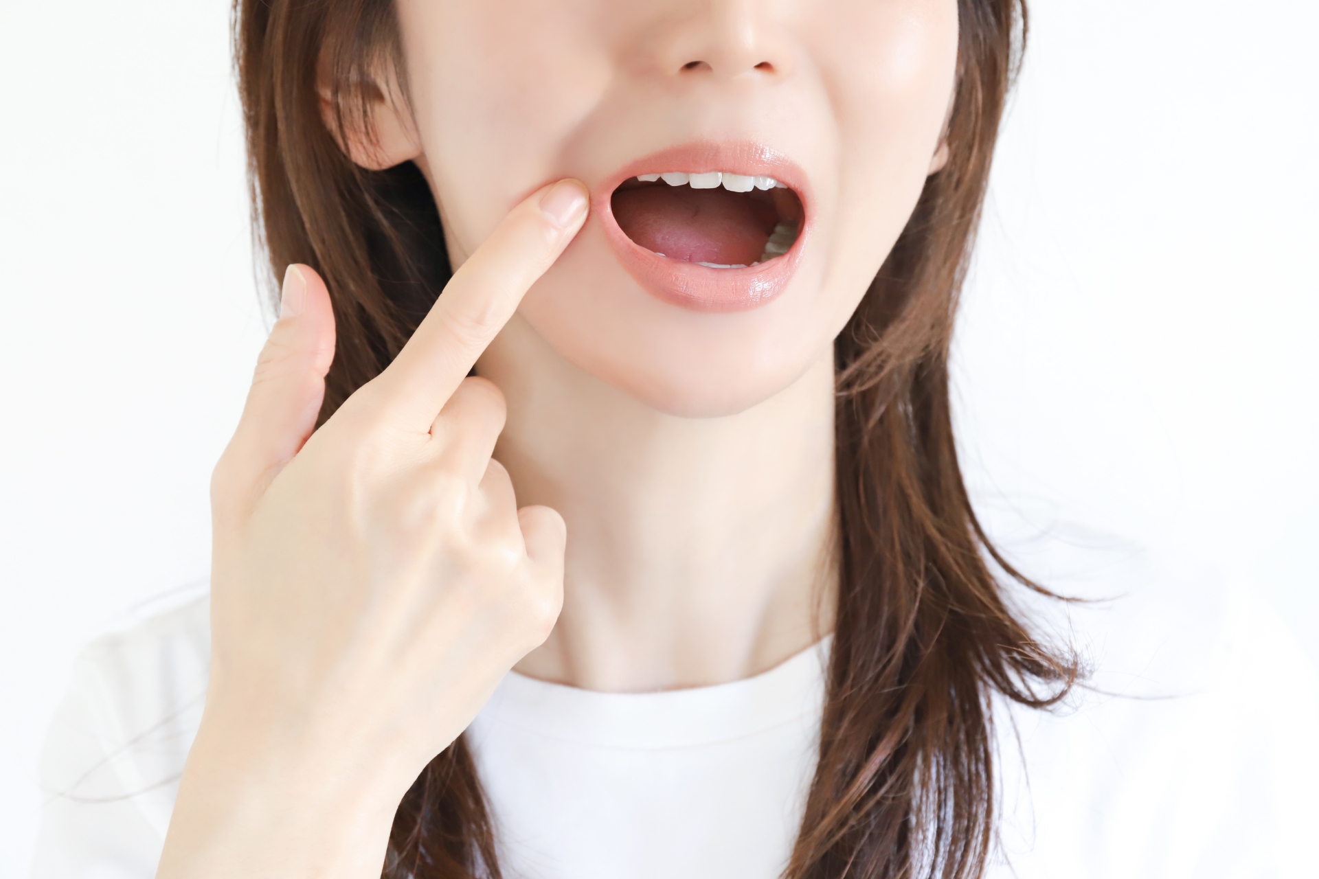 歯を指さす女性