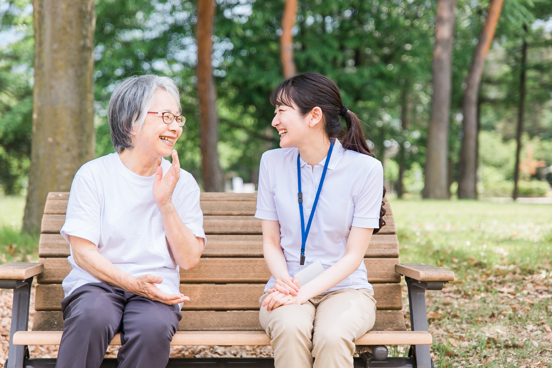 談笑する介護士と利用者