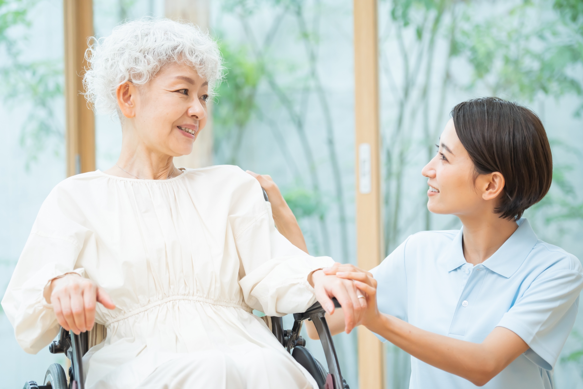 車椅子に座る白い服の女性