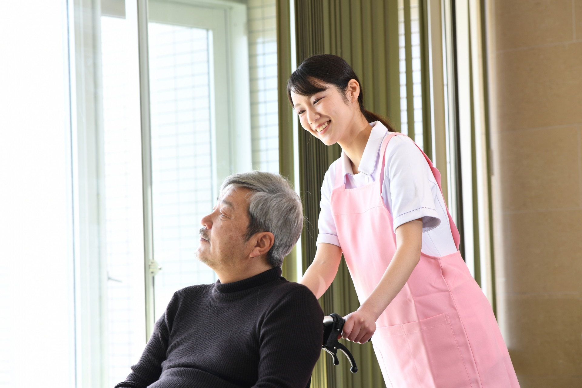 車椅子を押す女性