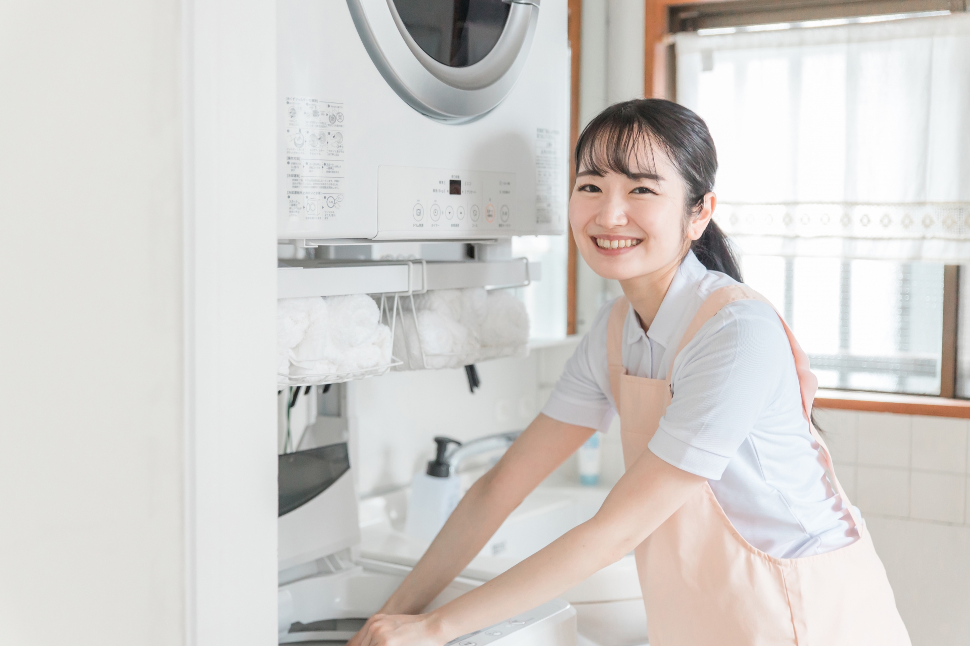 洗濯する女性