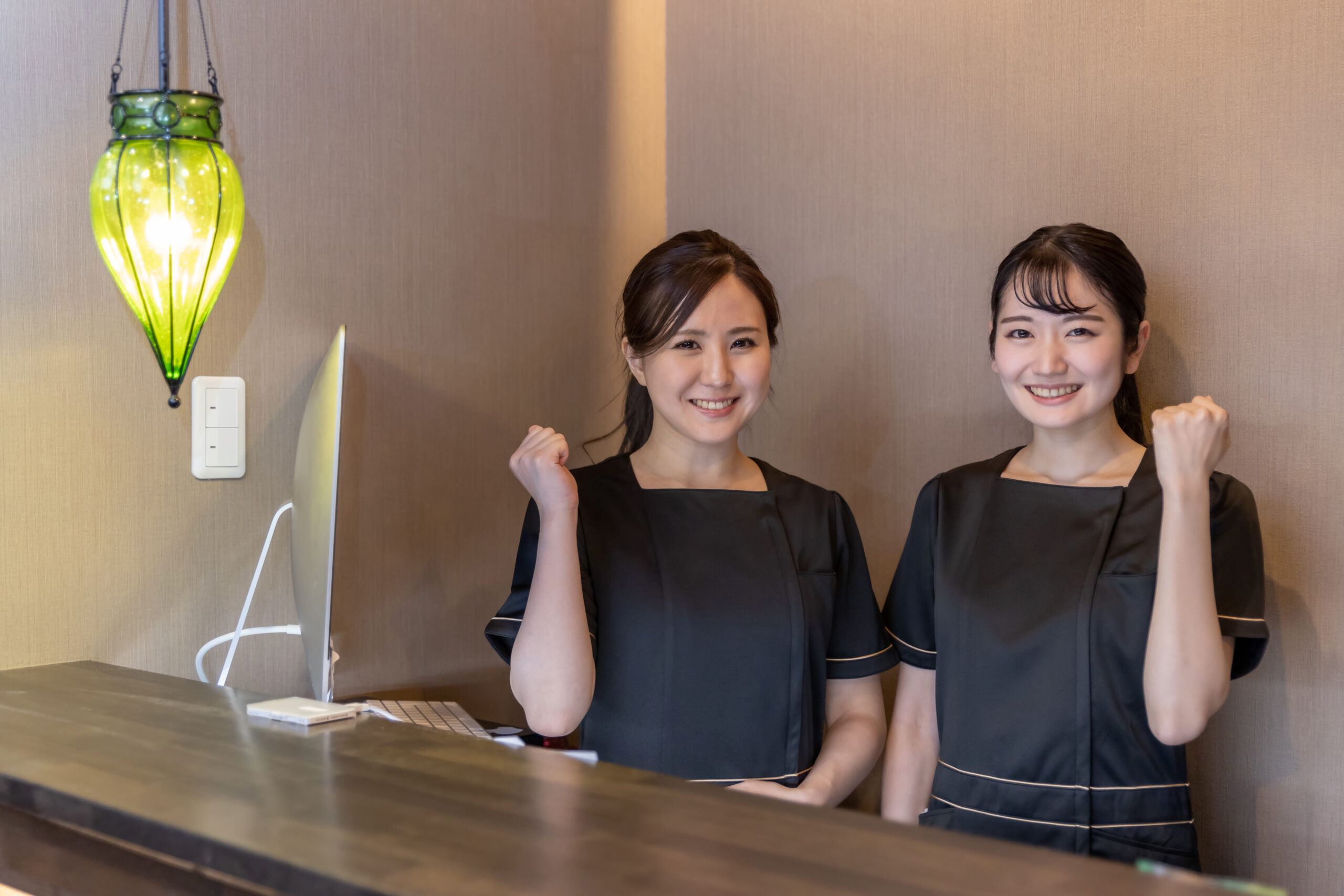 受付に立つ女性