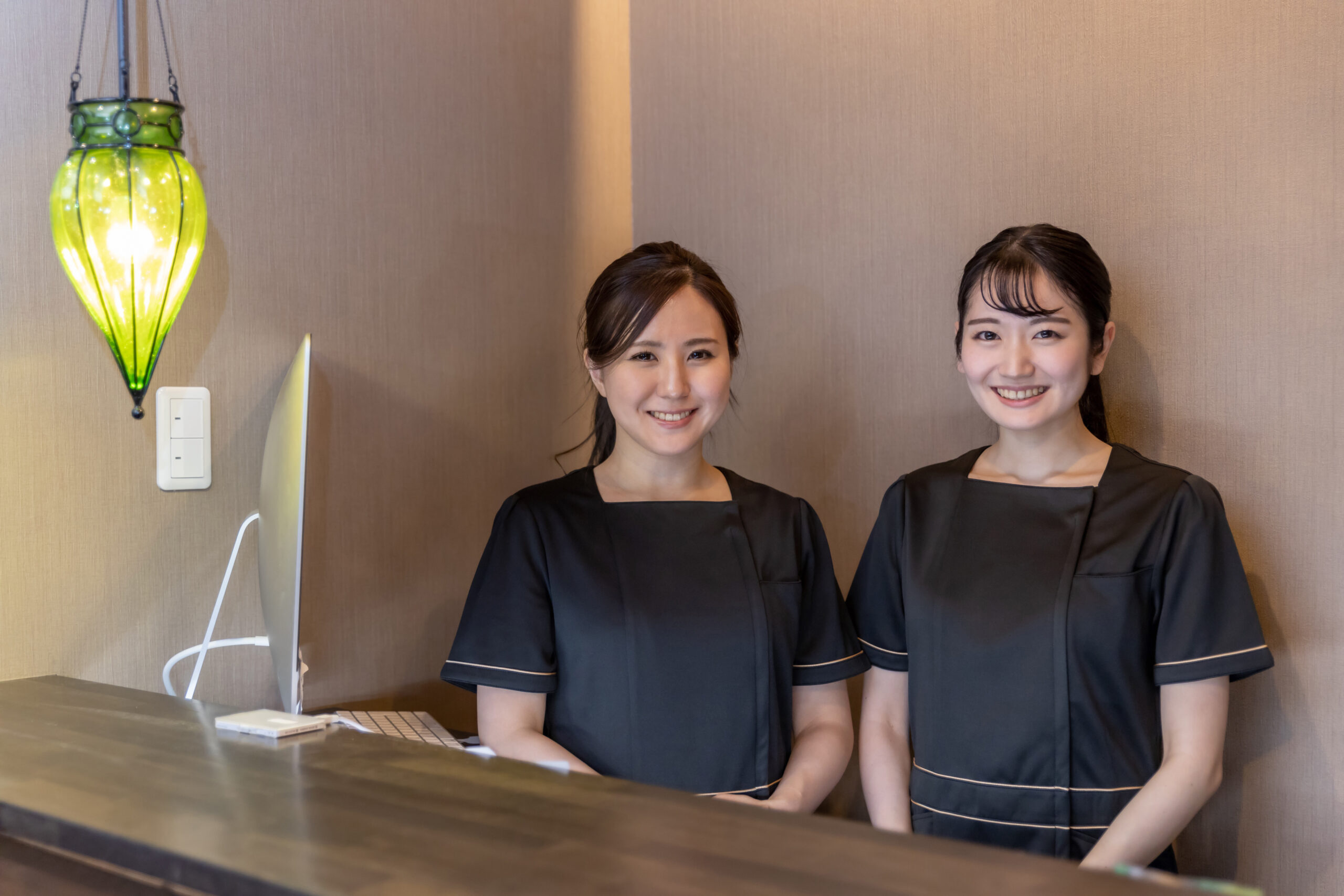 受付に立つ女性