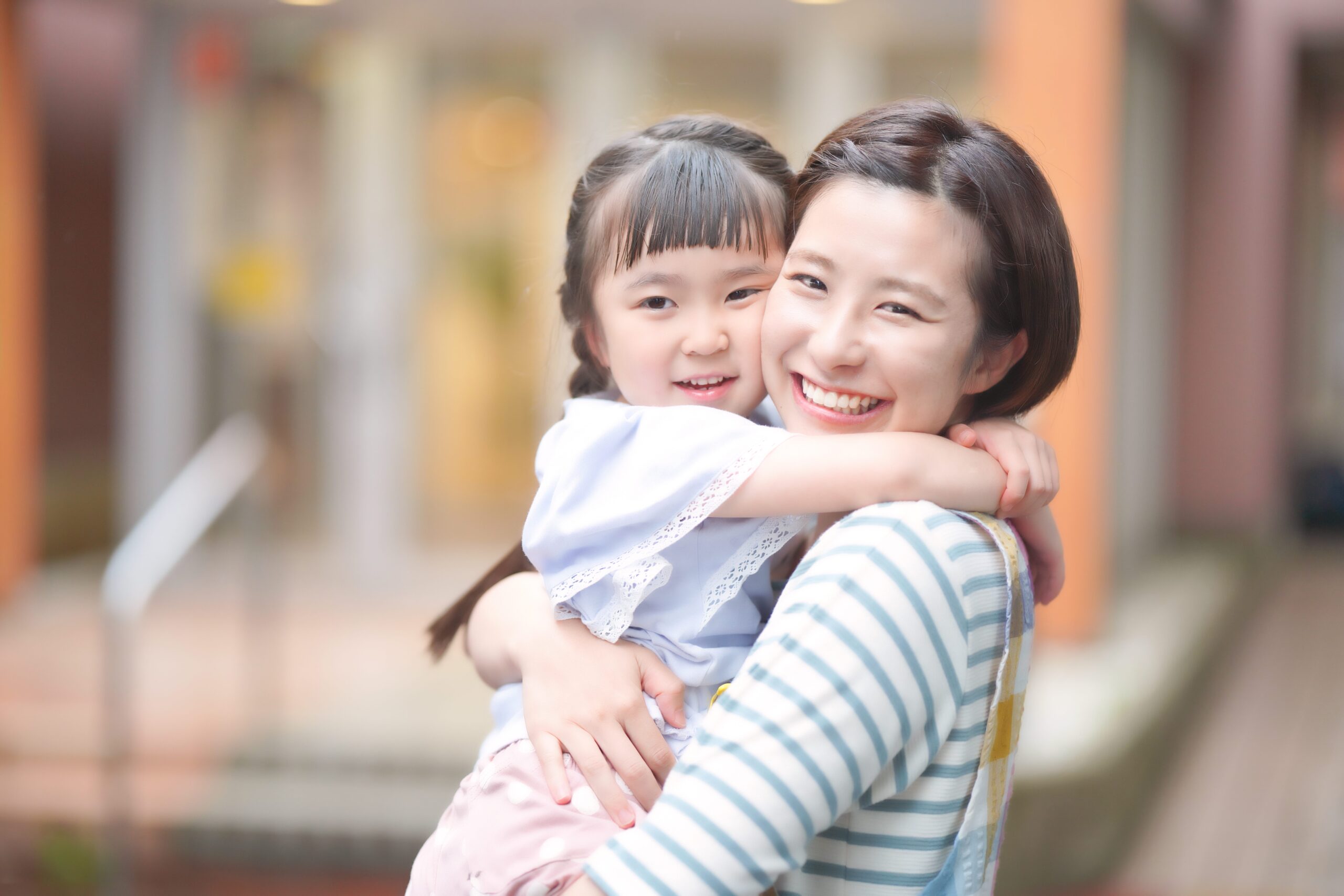 女児を抱きしめる女性