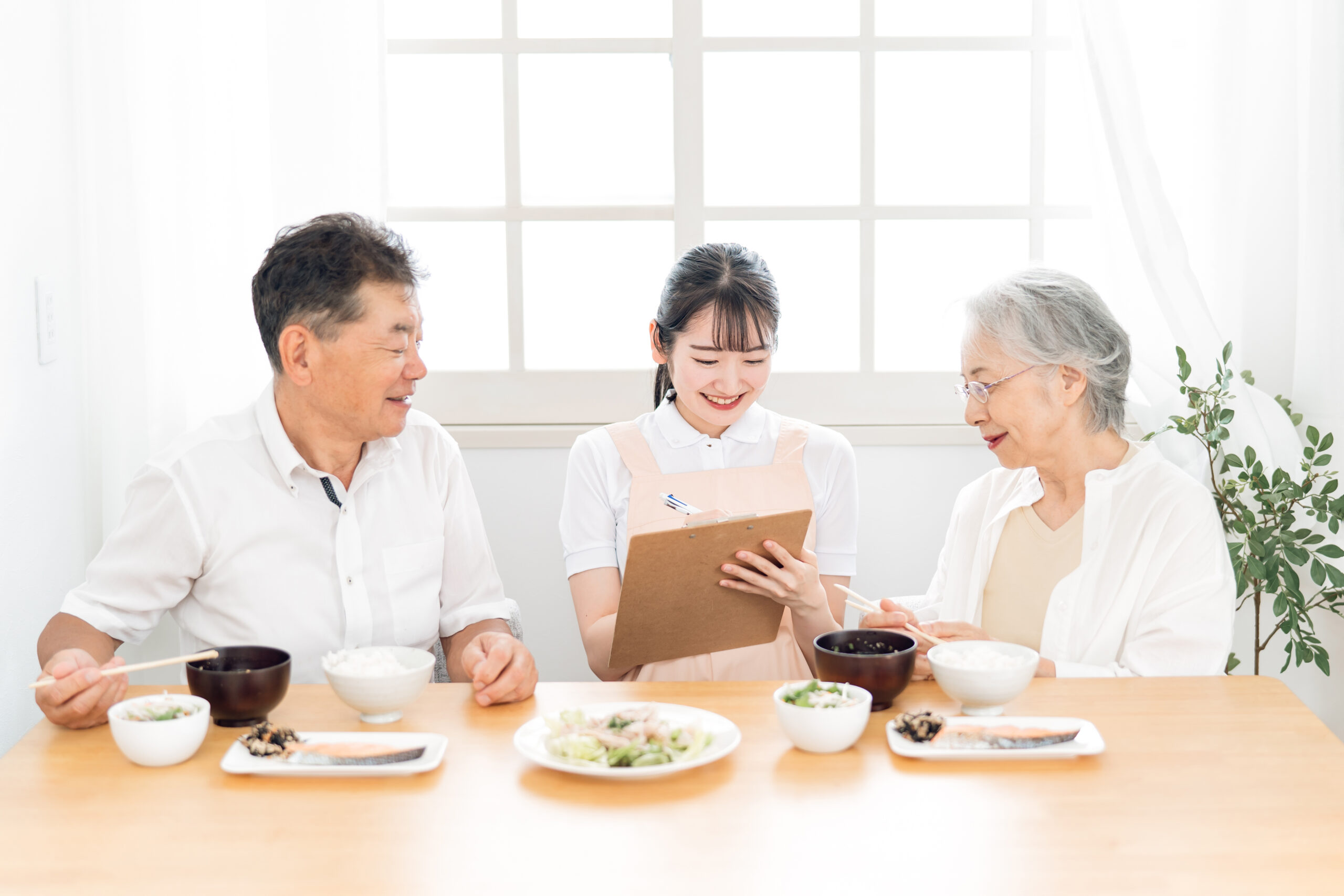 高齢者の食事をチェックする女性