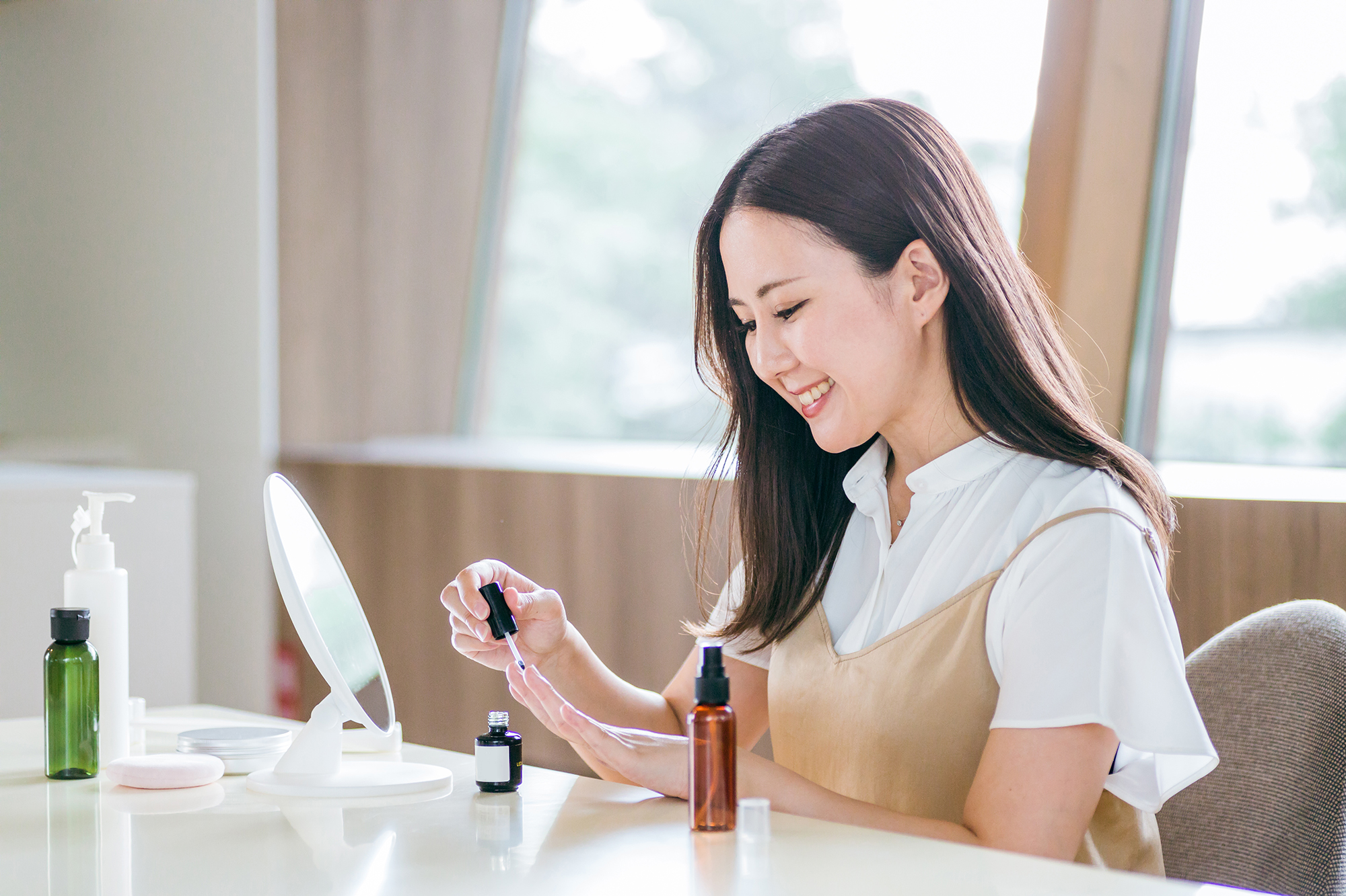 家でセルフネイルをする女性