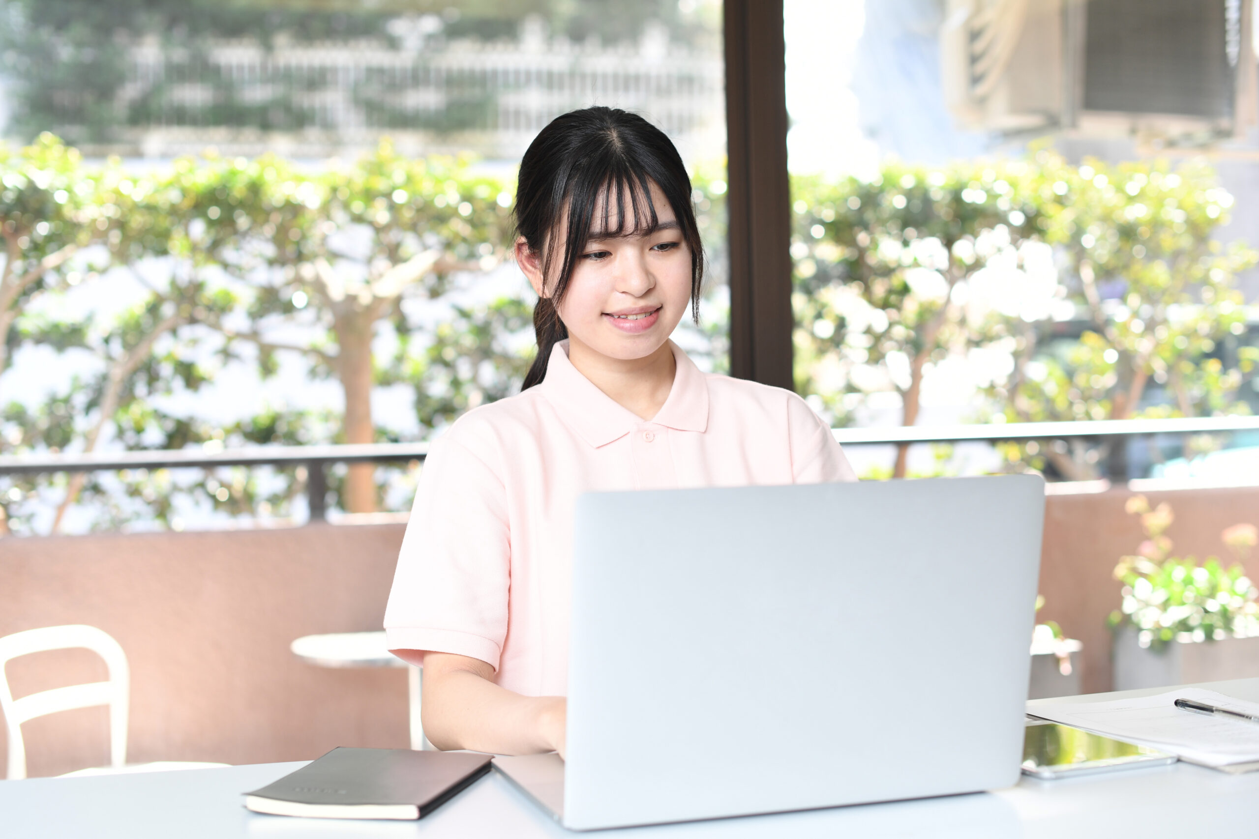 パソコン操作をする女性スタッフ