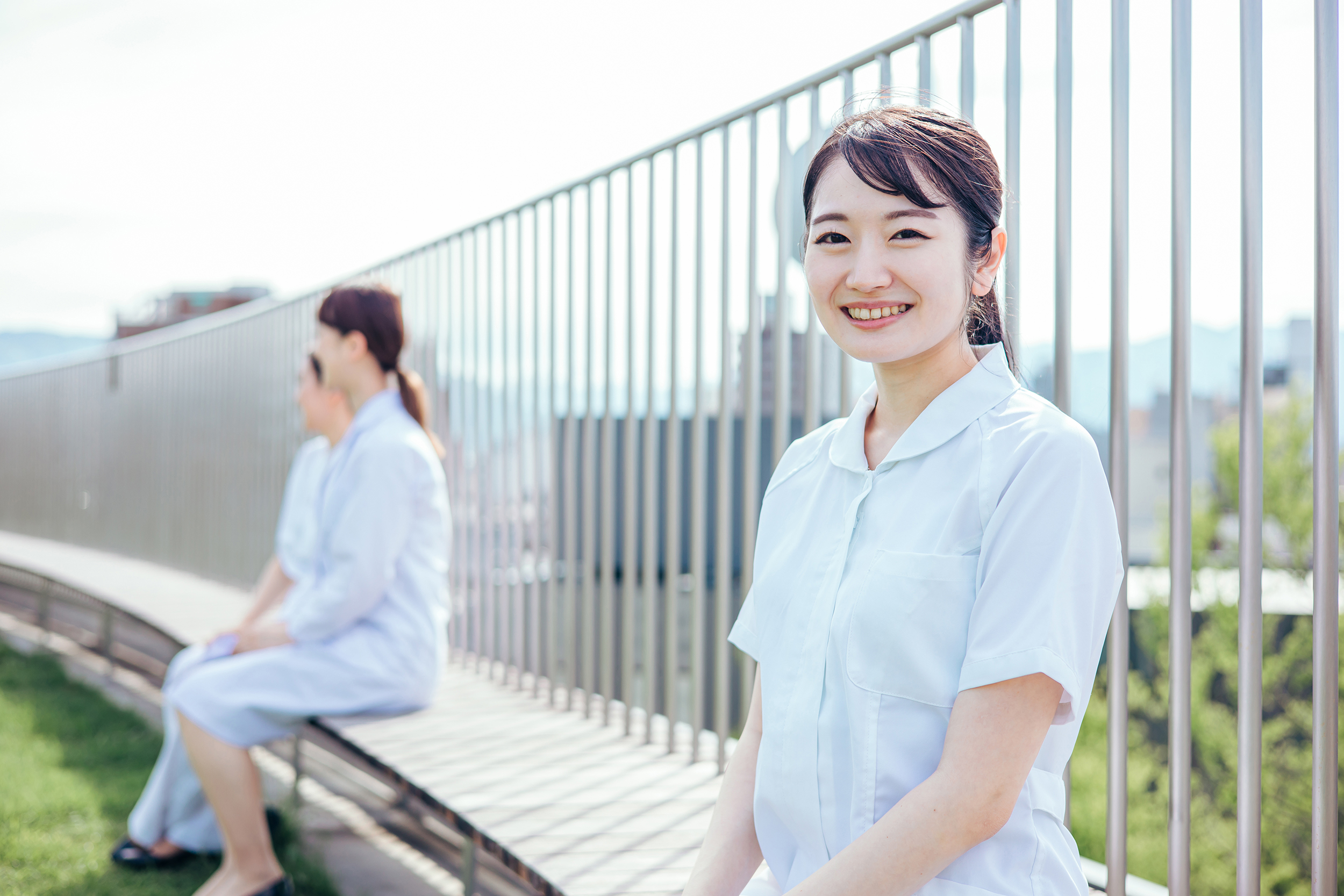 白衣を着た医療従事者の女性